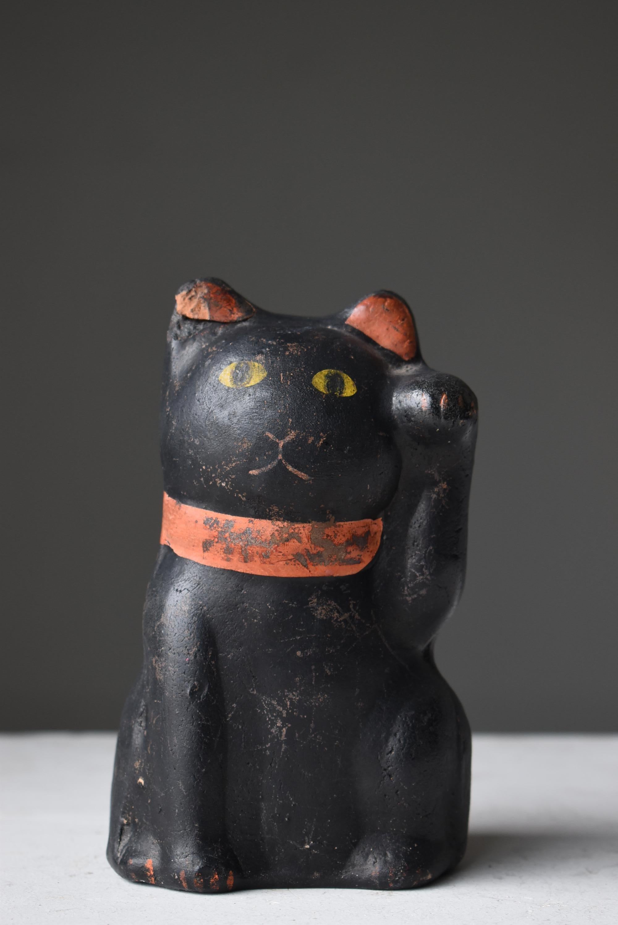 Japanese Old Pottery Statue Beckoning Cat 1940s-1970s / Manekineko Wabi Sabi In Good Condition In Sammu-shi, Chiba