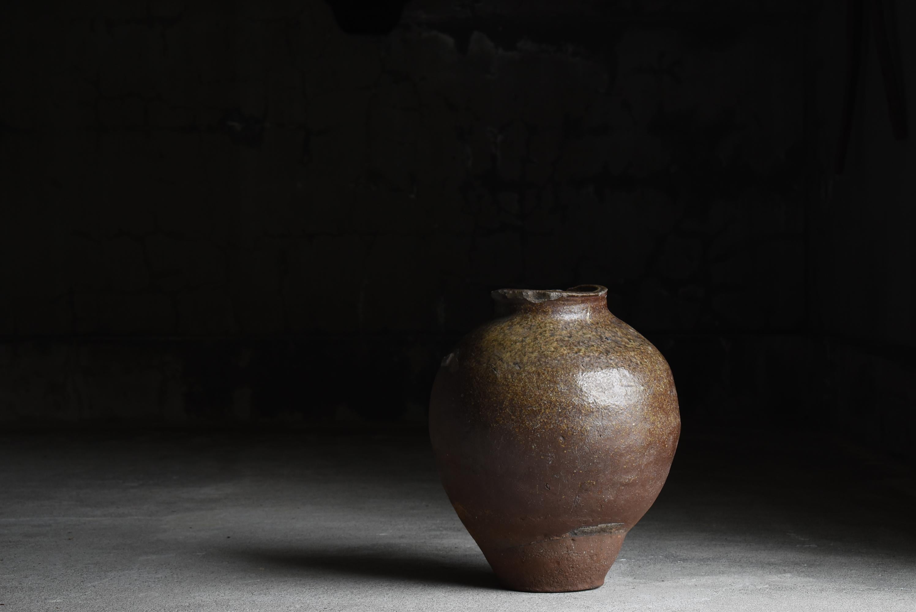 It is a jar baked in Japan's TOKONAME (Aichi Prefecture).
The era seems to be the Edo period (1700-1800).

The texture and atmosphere of the pottery unique to Japan are well represented.
The shape is also beautiful.

Fortunately, this jar is