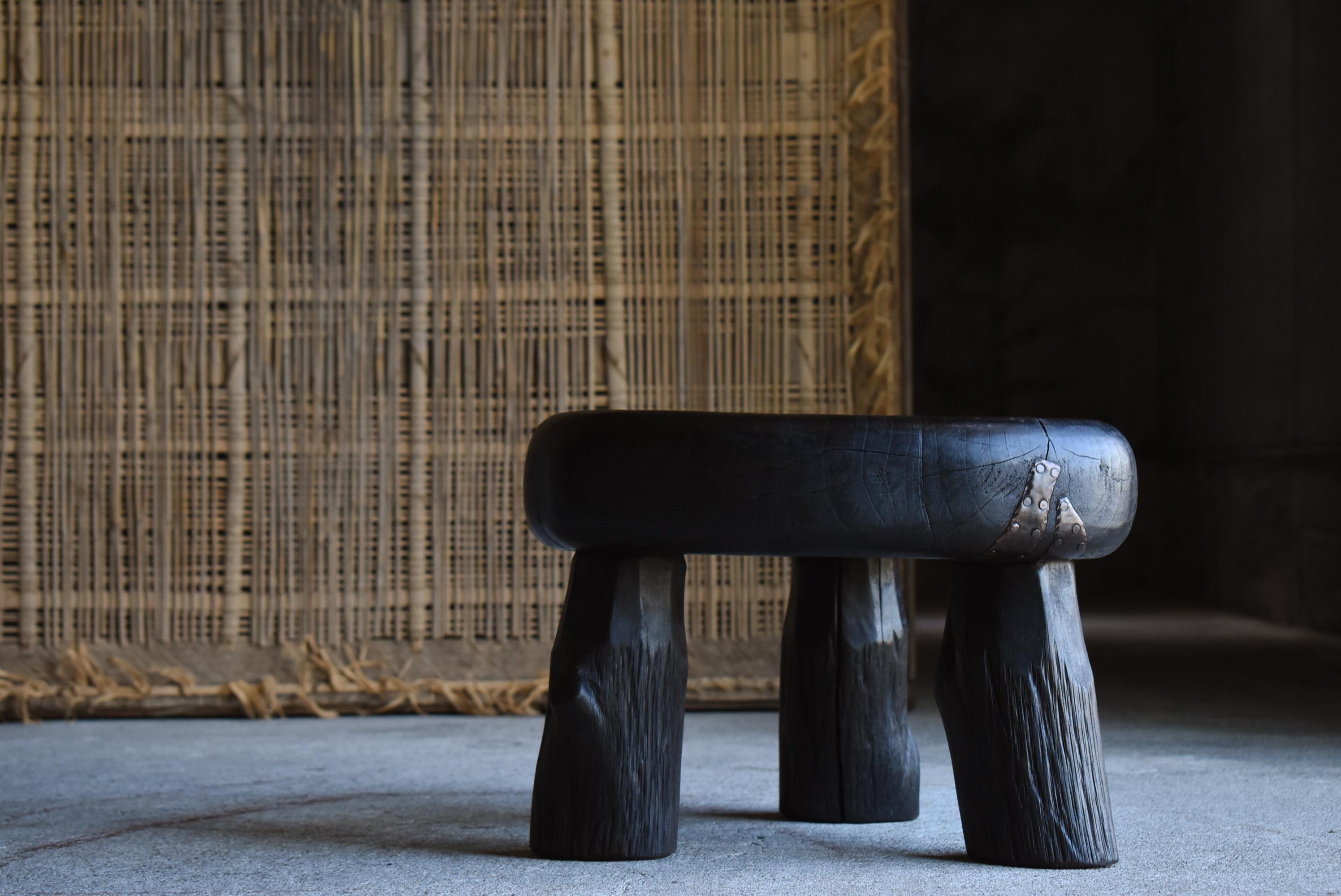 Ancien Tabouret Primitif Noir Japonais 1940s-1960s / Chaise d'appoint moderne Wabi Sabi en vente 12