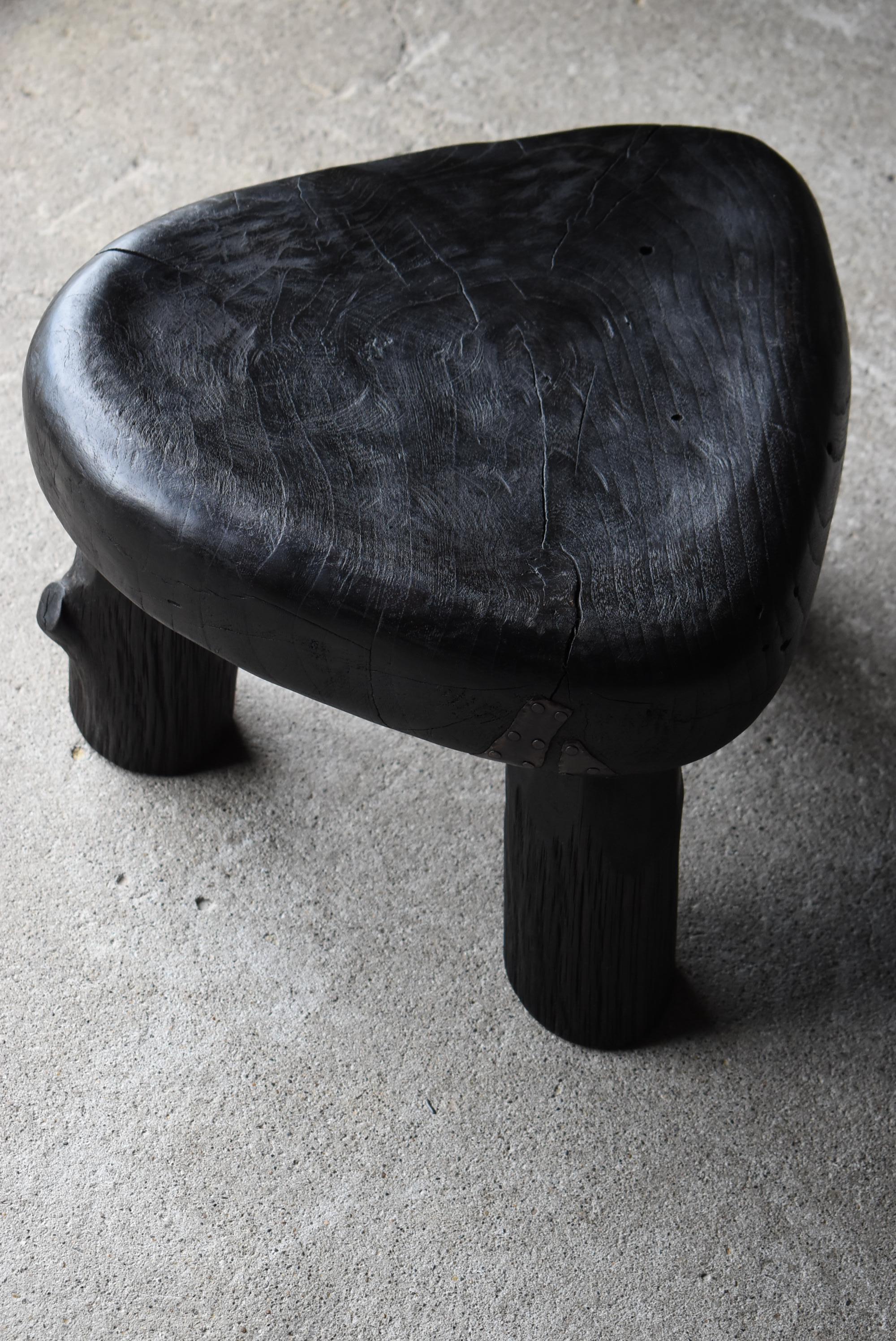 Se trata de un antiguo taburete japonés, fabricado a principios del periodo Showa (1940-1960).
Se cree que está hecho de madera de paulownia (kiri), un material que ahora se considera bastante raro y precioso. La veta suave y fluida propia de la