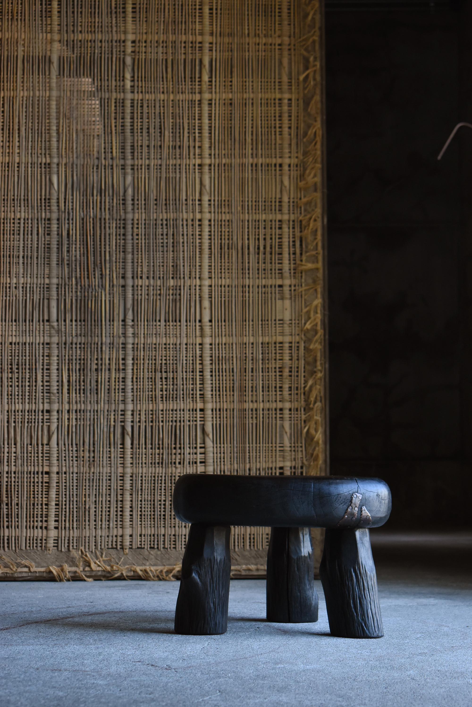 Il s'agit d'un ancien tabouret japonais, fabriqué au début de la période Showa (années 1940-1960).
On pense qu'il a été fabriqué en bois de paulownia (kiri), un matériau qui est aujourd'hui considéré comme assez rare et précieux. Le grain doux et