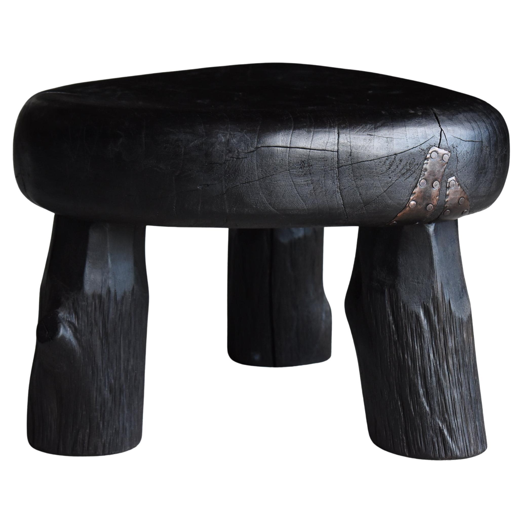 Taburete Negro Japonés Antiguo Primitivo Años 1940-1960 / Silla Lateral Moderna Wabi Sabi en venta