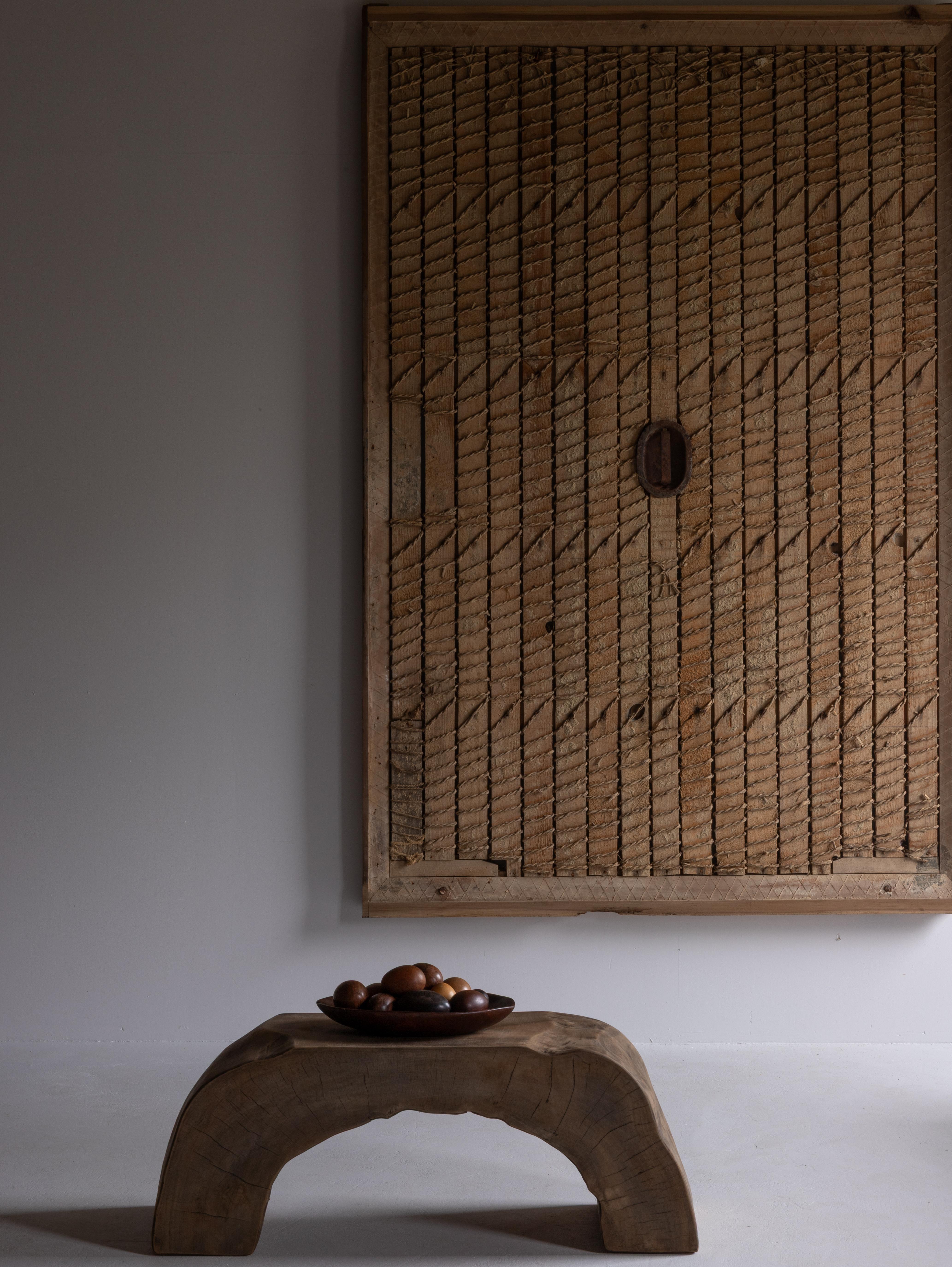 Cette chaise incarne l'essence du design primitif japonais, fabriqué au milieu du XXe siècle (vers les années 1940-1960).
Fabriqué en tochi (marronnier d'Inde japonais), un bois dur domestique rare admiré pour sa résistance et sa gracieuse
