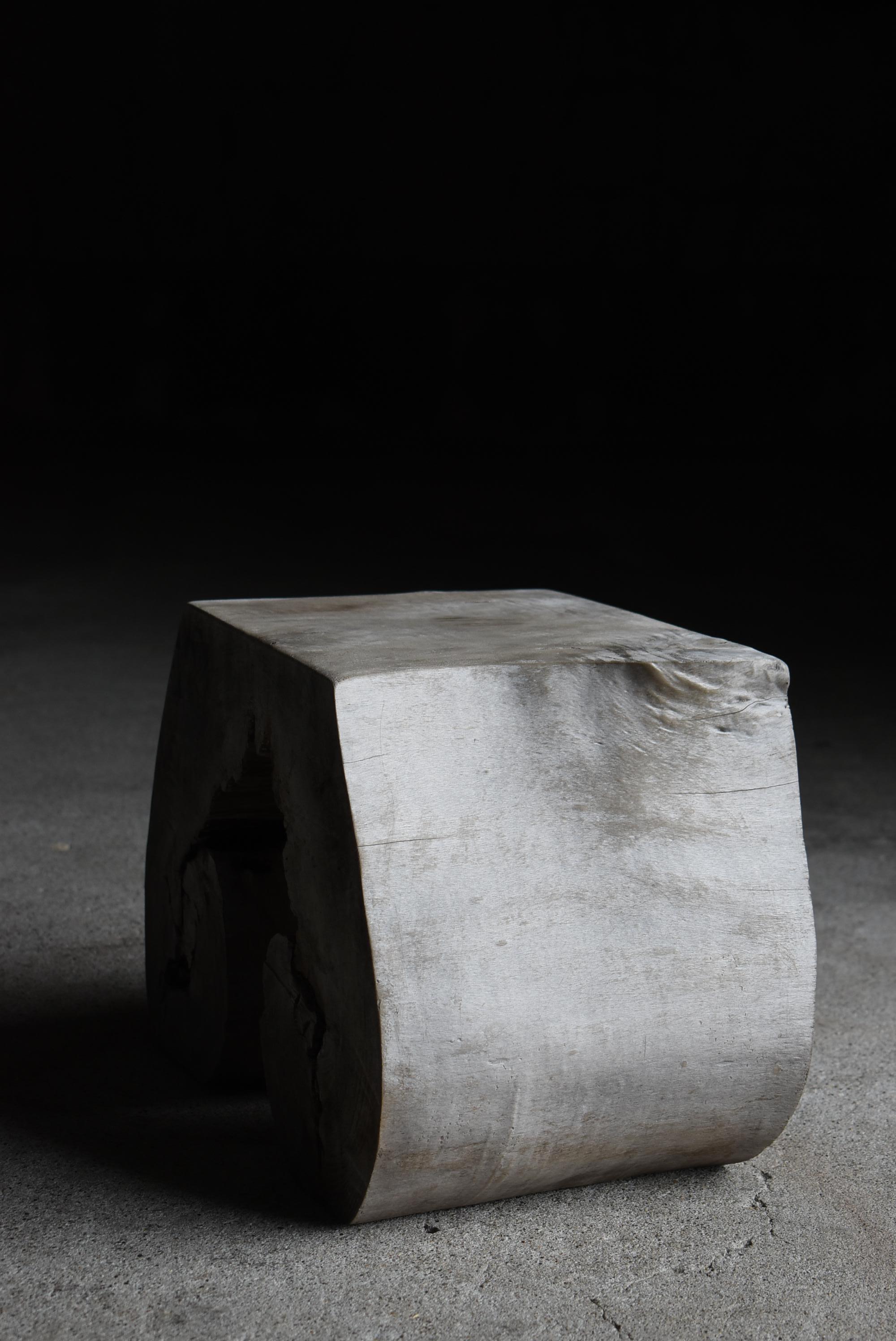 Milieu du XXe siècle Ancienne chaise d'appoint japonaise primitive 1940s-1960s / Tabouret Présentoir Wabi Sabi en vente