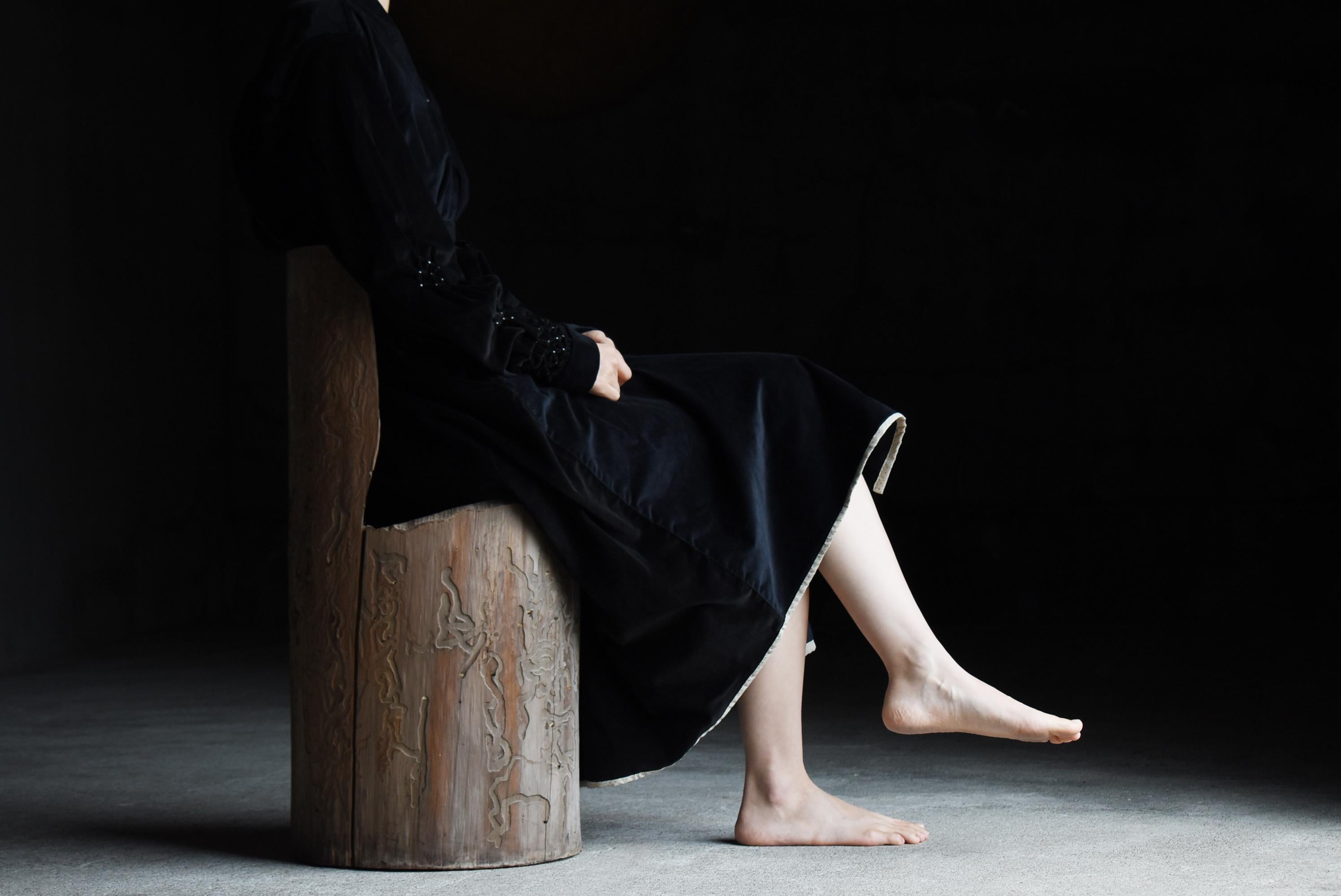 This is an old Japanese primitive-style side chair, crafted sometime during the mid-Showa period (1940s–1960s).
It is a one-of-a-kind piece carved entirely from a single large block of Japanese cedar, without any artificial joints or decorative