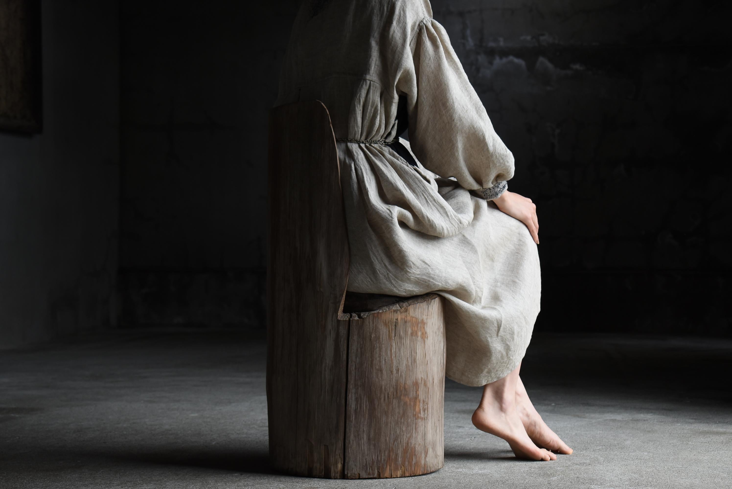 Il s'agit d'une ancienne chaise d'appoint fabriquée au Japon.
Il a été fabriqué dans l'après-guerre (années 1950-1970), et le matériau utilisé est le bois de cèdre à l'aspect rustique.

La structure, taillée d'un seul tenant dans un grand cèdre, est