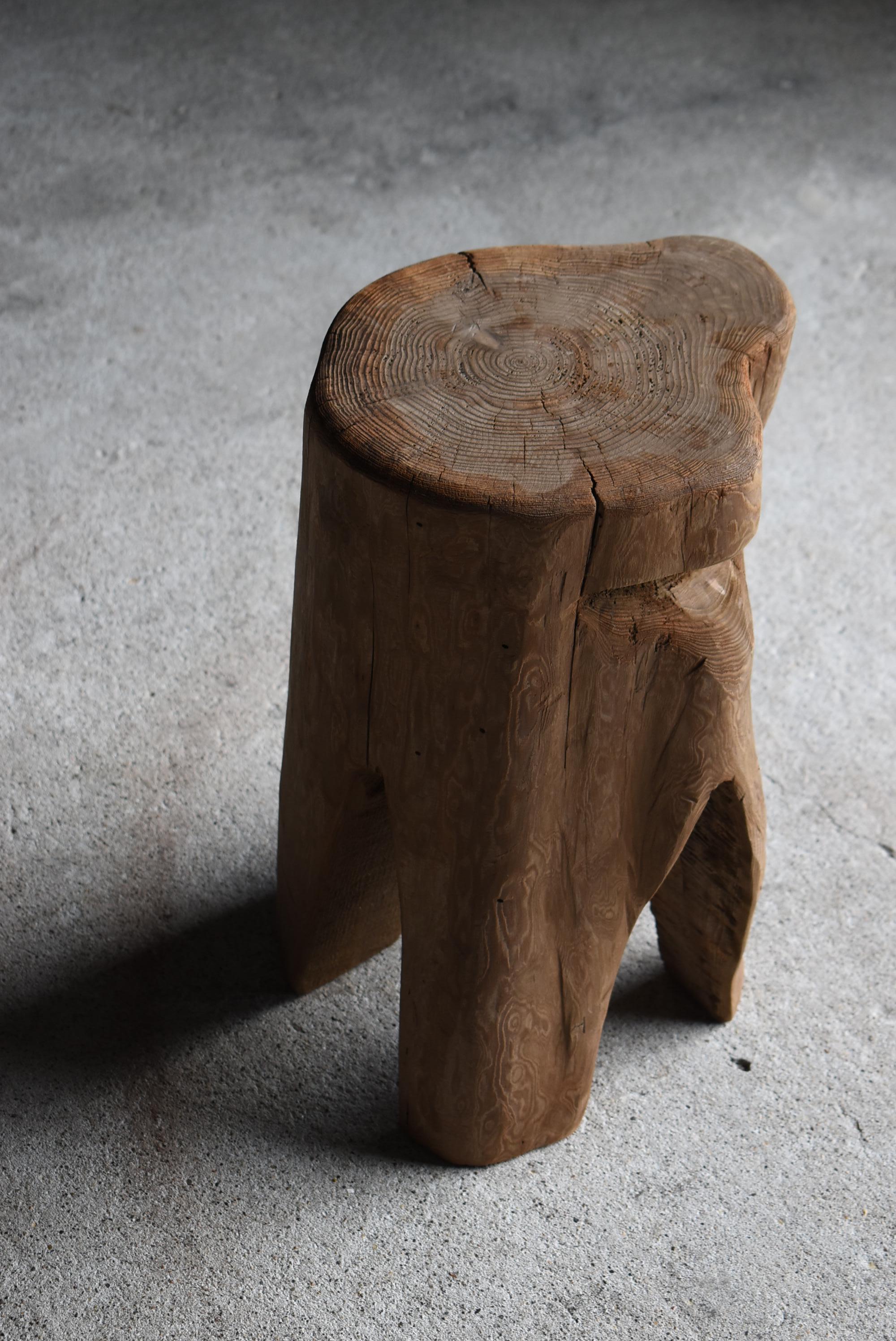 Japanischer alter primitiver Hocker 1950er-1970er Jahre / Beistellstuhl Wabisabi im Zustand „Gut“ im Angebot in Chōsei District Nagara, JP