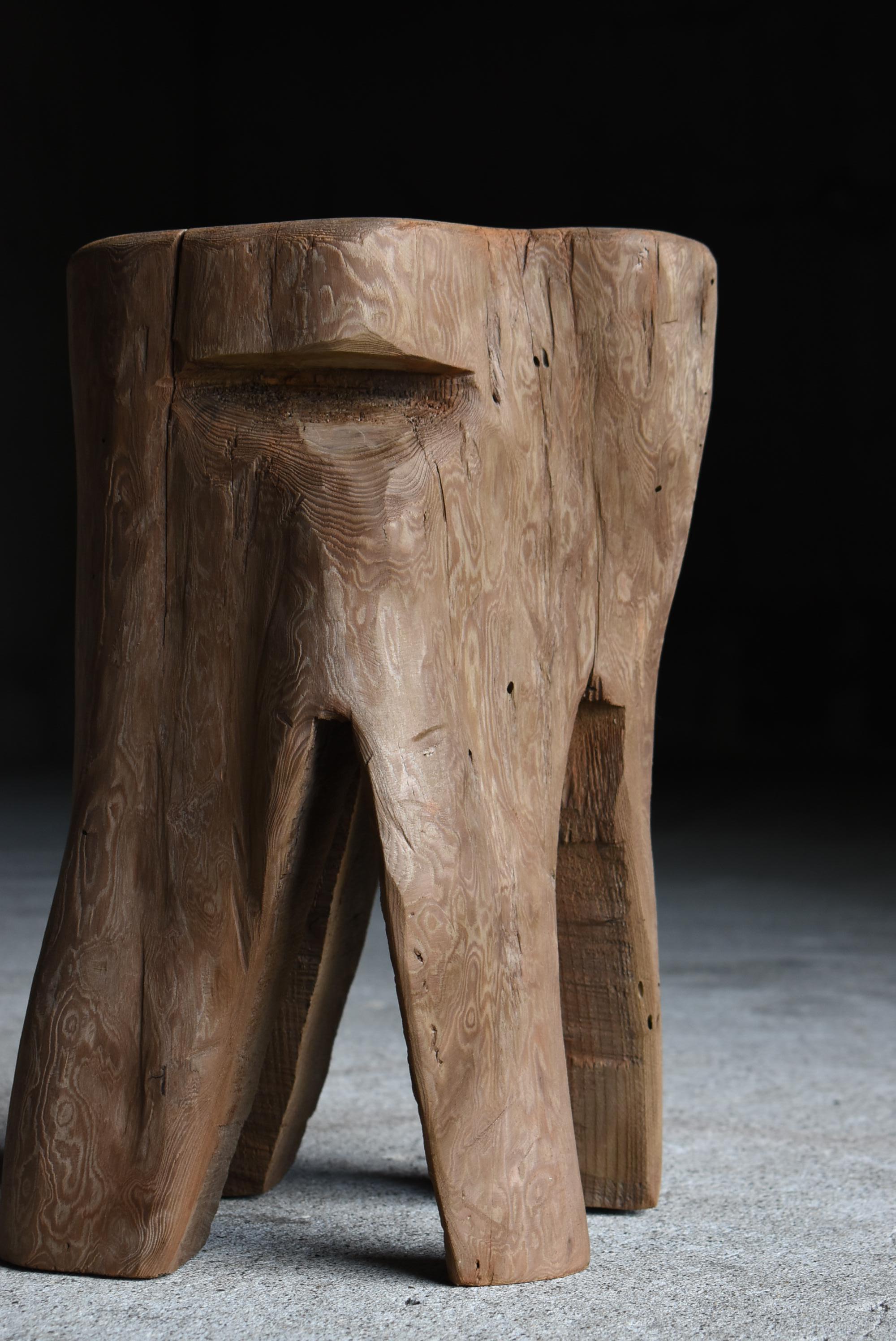 Japanischer alter primitiver Hocker 1950er-1970er Jahre / Beistellstuhl Wabisabi (Zedernholz) im Angebot