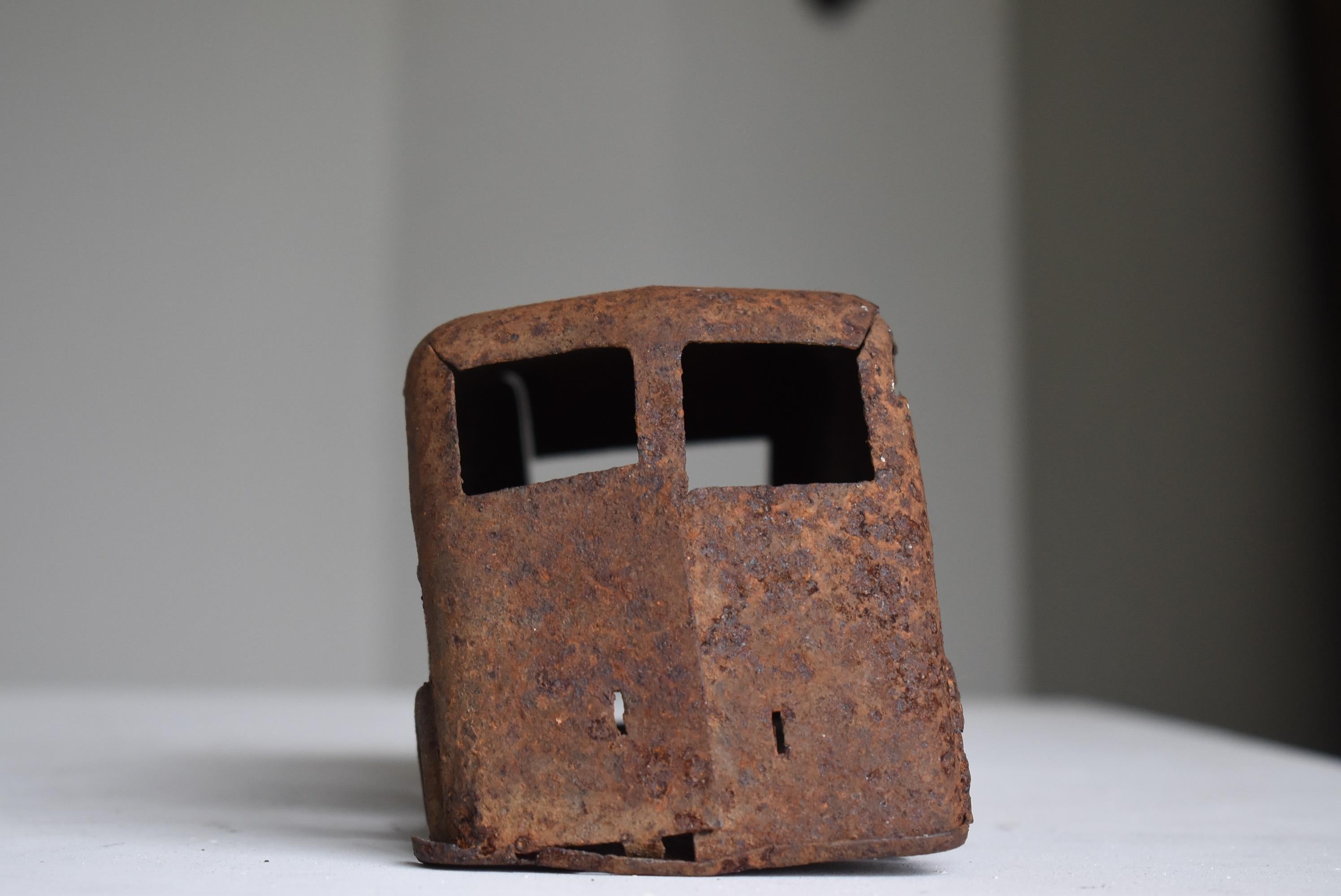 Japanese Old Rusted Car Toys 1940s-1970s/Vintage Iron Object Figurine Wabisabi In Good Condition In Sammu-shi, Chiba