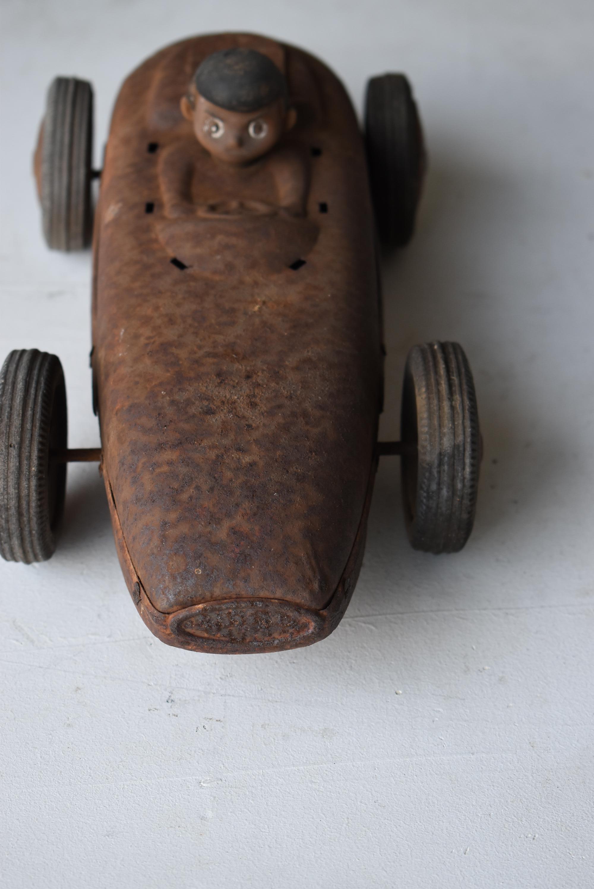 Japanese Old Rusted Toy Car 1950s-1980s / Object Wabi Sabi For Sale 3