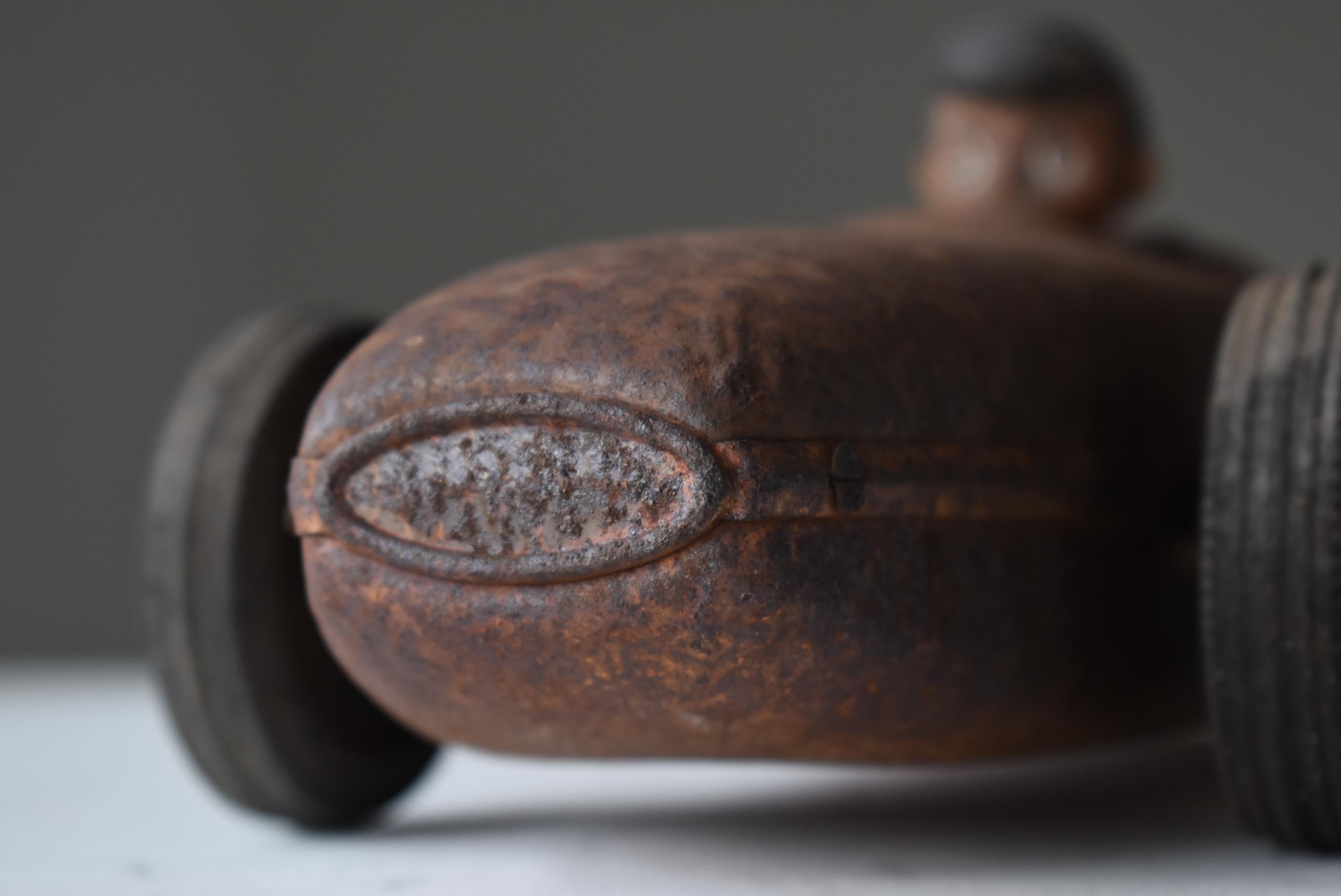 Japanese Old Rusted Toy Car 1950s-1980s / Object Wabi Sabi For Sale 4