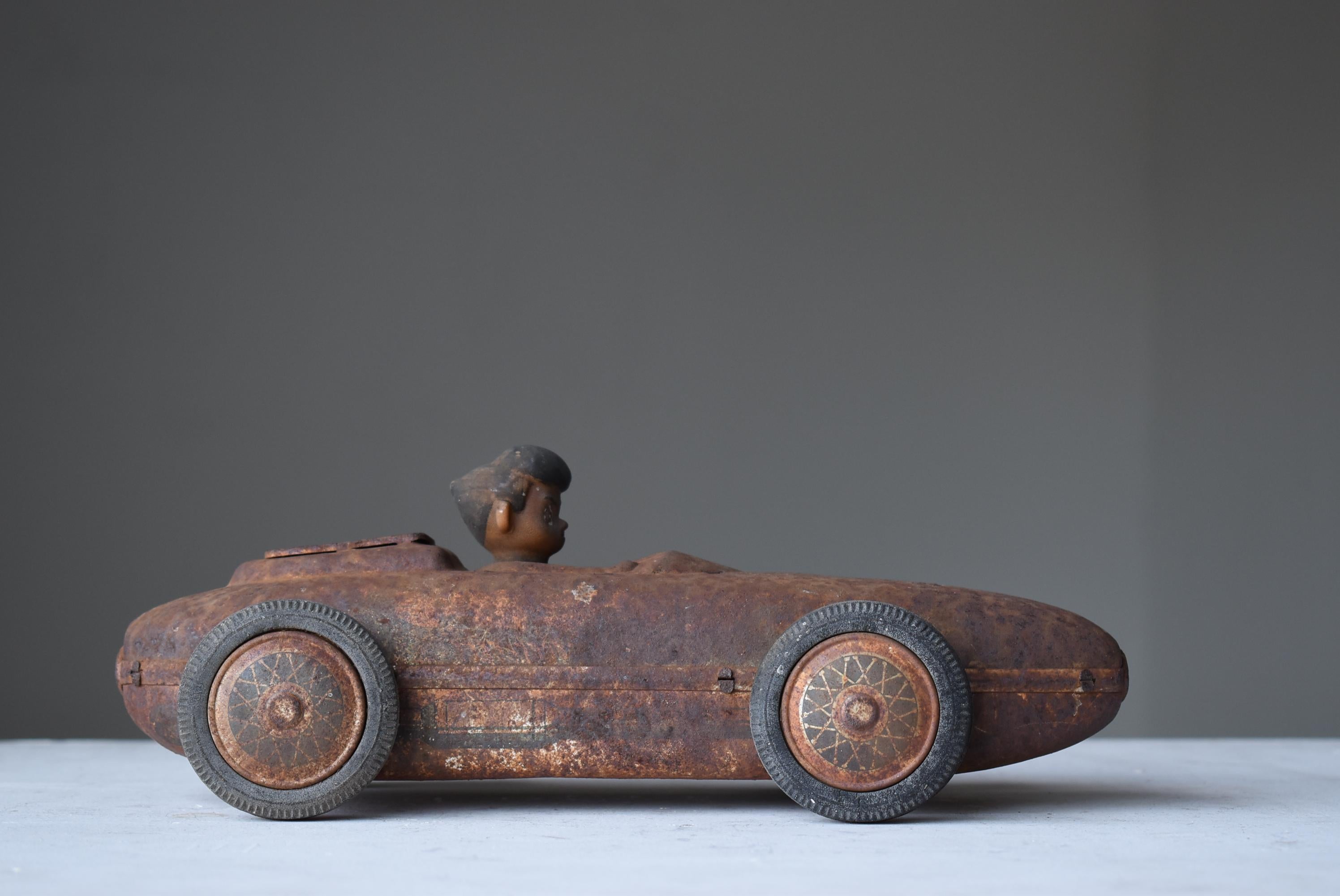 Japanese Old Rusted Toy Car 1950s-1980s / Object Wabi Sabi For Sale 5