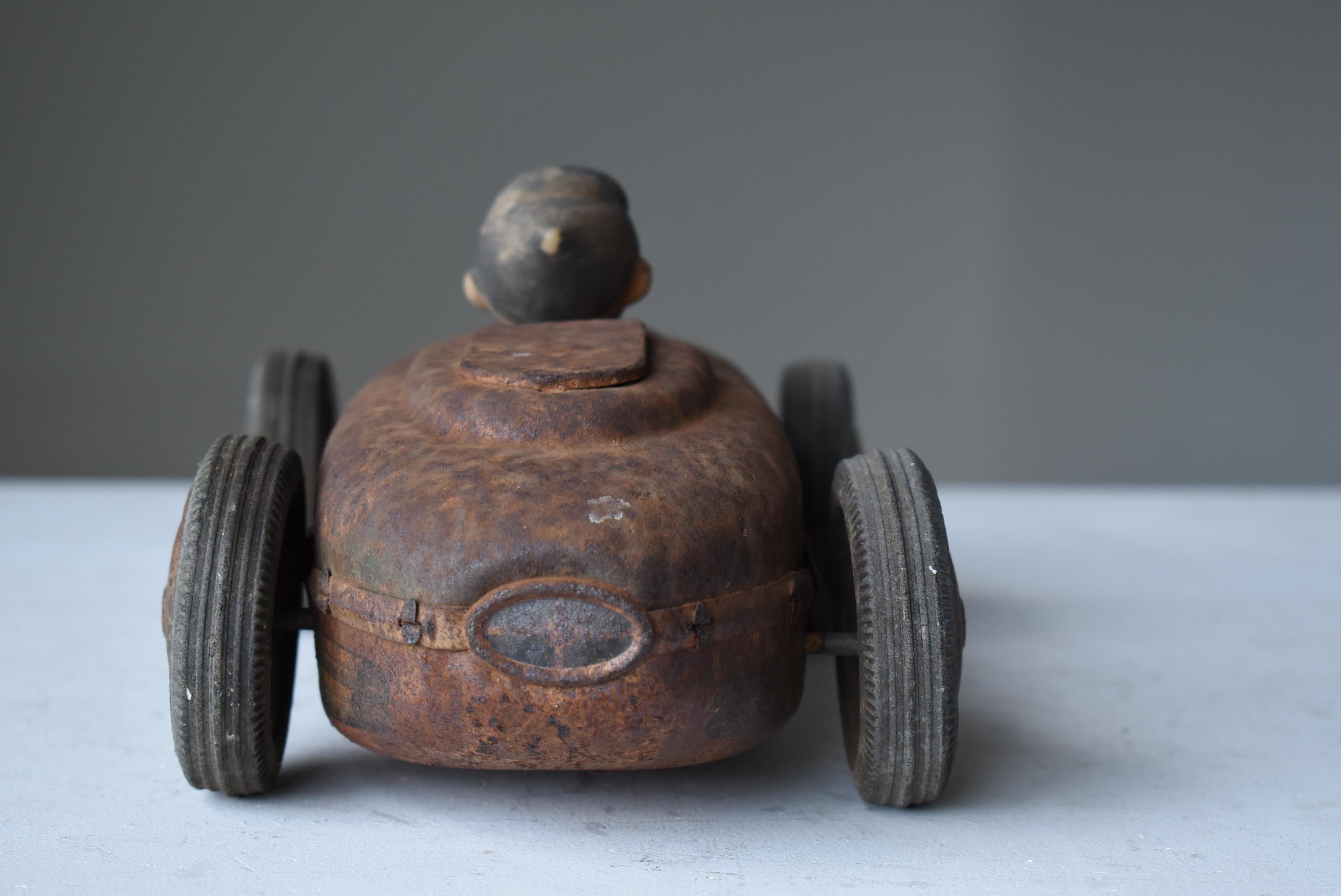 Japanese Old Rusted Toy Car 1950s-1980s / Object Wabi Sabi For Sale 7