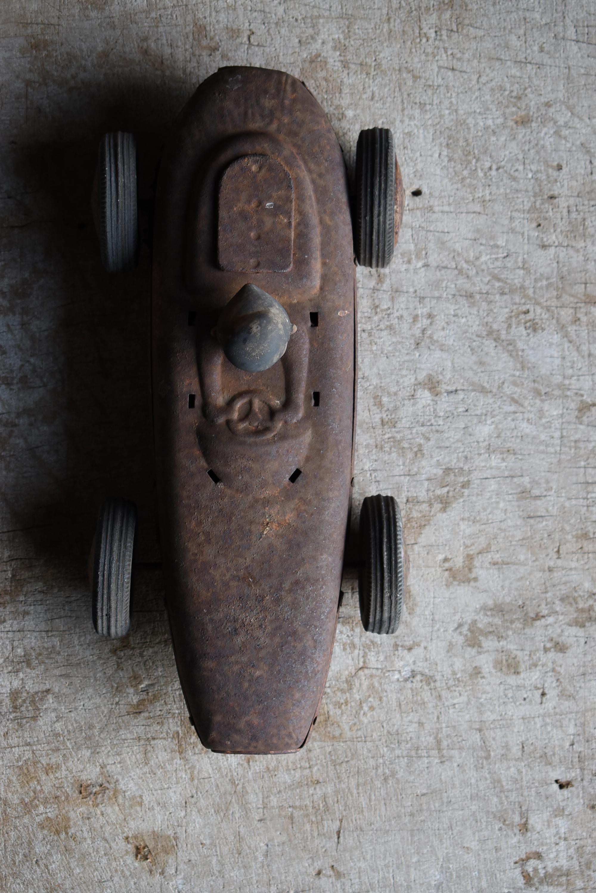 Japanese Old Rusted Toy Car 1950s-1980s / Object Wabi Sabi For Sale 9