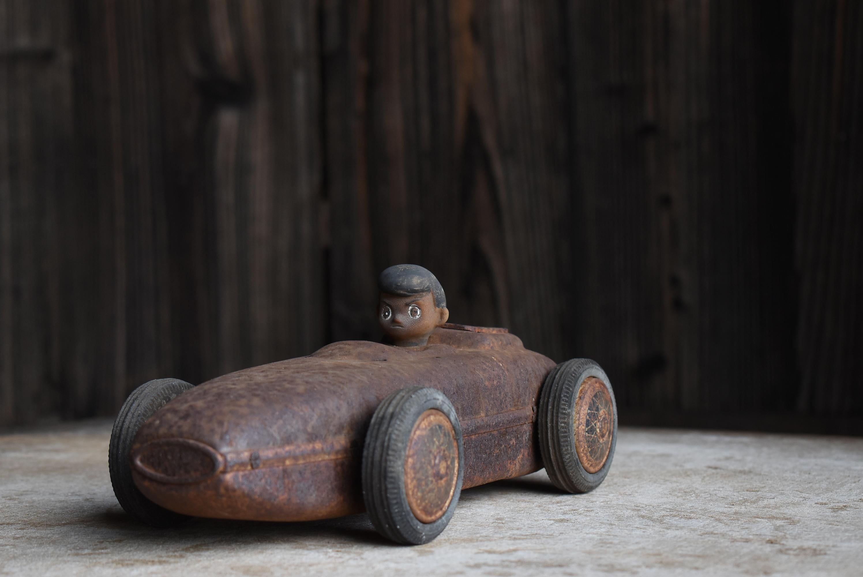Japanese Old Rusted Toy Car 1950s-1980s / Object Wabi Sabi For Sale 11