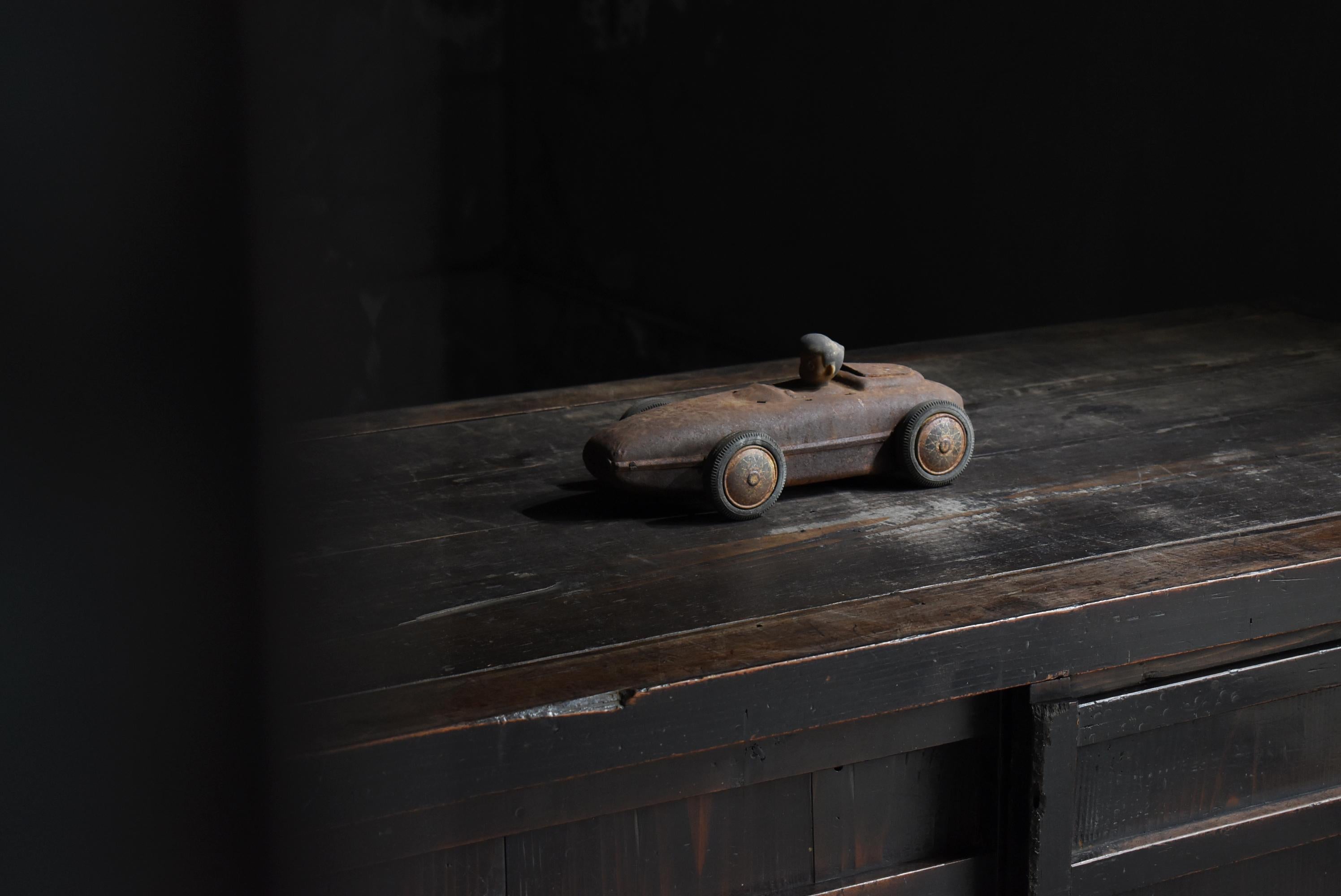 This is an old toy car made in Japan.
It was made in the late Showa period, and the body is mainly made of tinplate.
The tires are made of rubber, and the driver's boy is made of plastic.

The rust that has spread over the entire body of the car