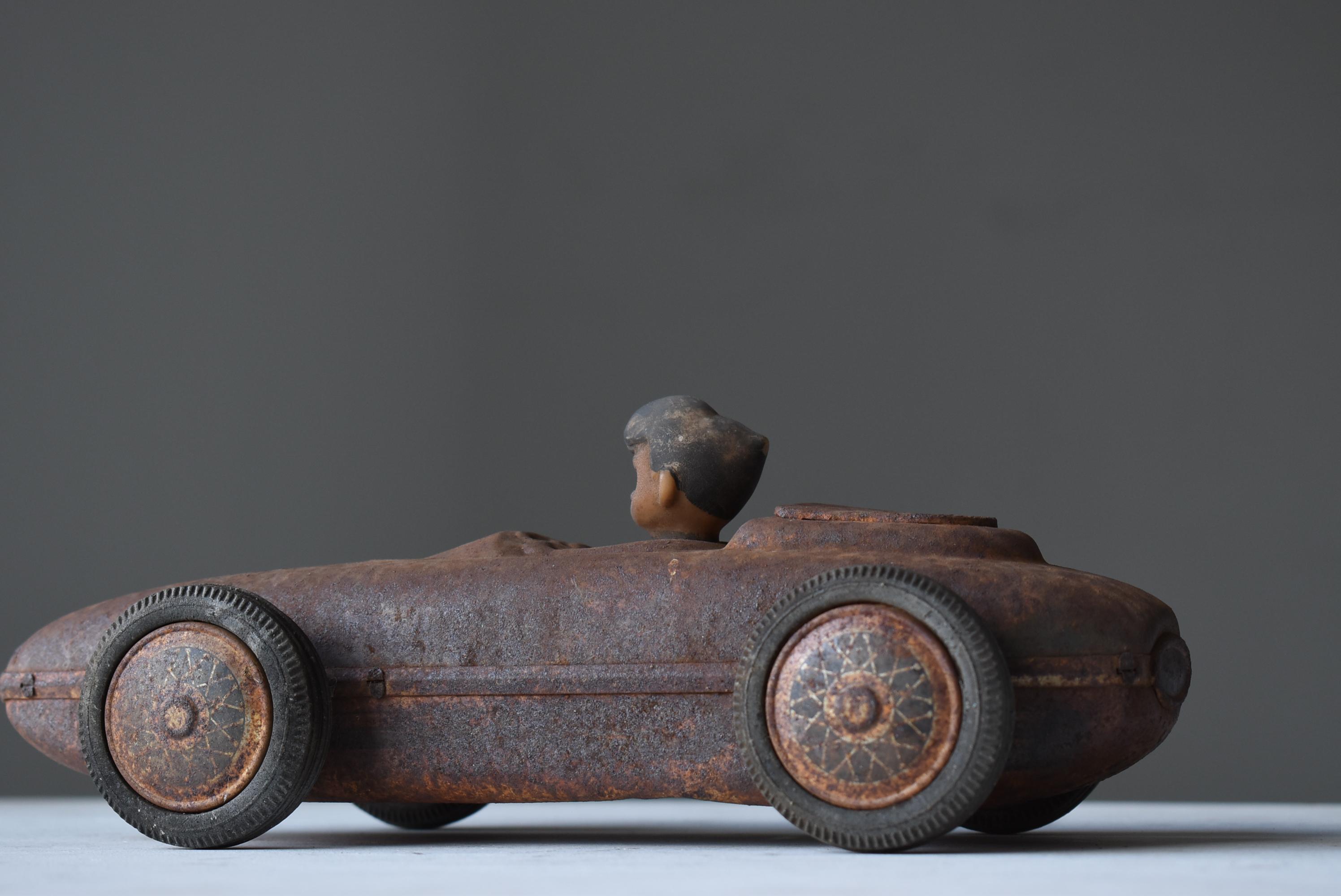 Japanese Old Rusted Toy Car 1950s-1980s / Object Wabi Sabi In Good Condition For Sale In Chōsei District Nagara, JP