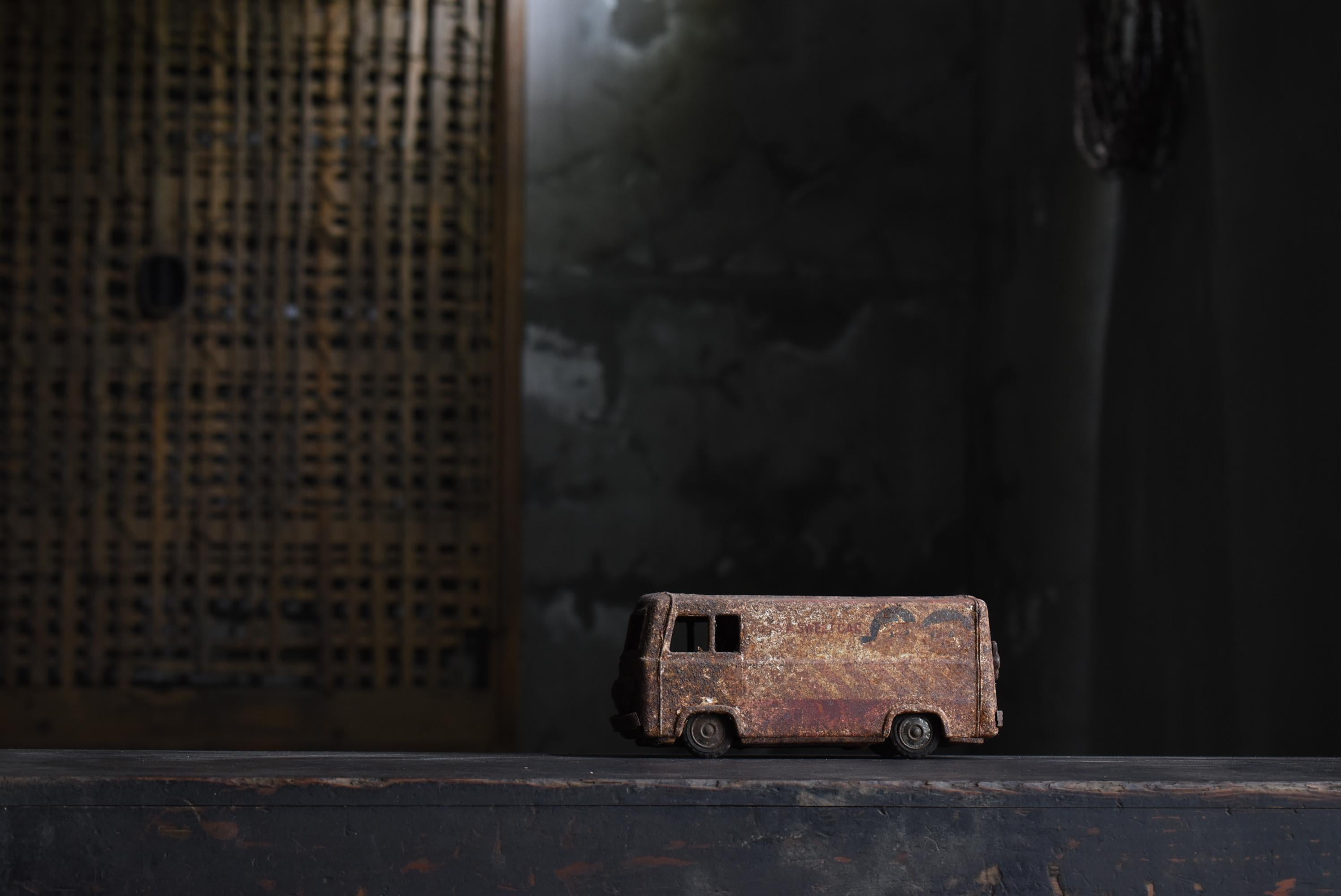 This is an old car toy made in Japan.
It is from the late Showa period. (1950s-1980s)
Mainly made of iron.

It has rusted over time.
The rust gives it a nice taste and creates an indescribable atmosphere.

I must say that it is a miracle that it has