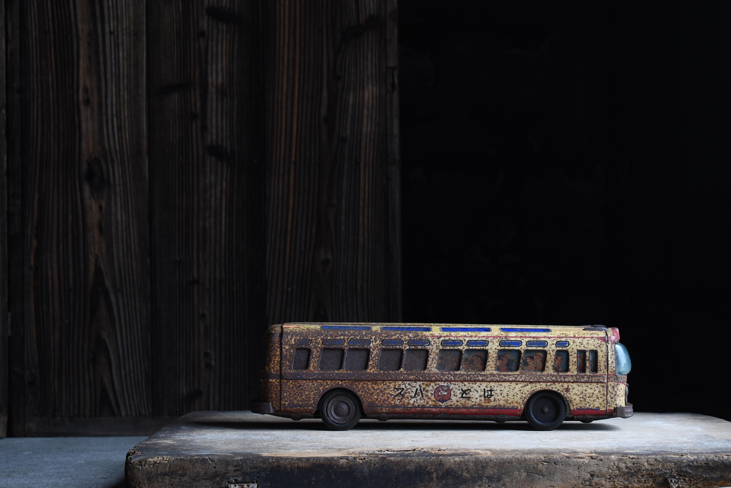 This account is operated by five different companies.
I, on the other hand, specialize in Japanese antiques and selected items.
With 20 years of experience, I am re-presenting Japanese antiques from a new perspective.

This is an old rusty toy bus