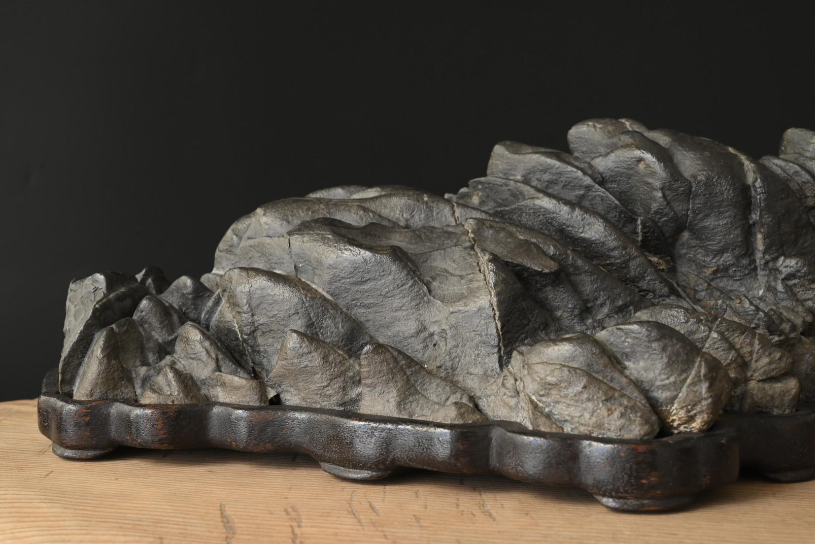 Si tratta di una pietra **sui-seki** estratta in Giappone, amata come oggetto di apprezzamento fin dall'antichità.
Suiseki (pietra d'acqua) significa 