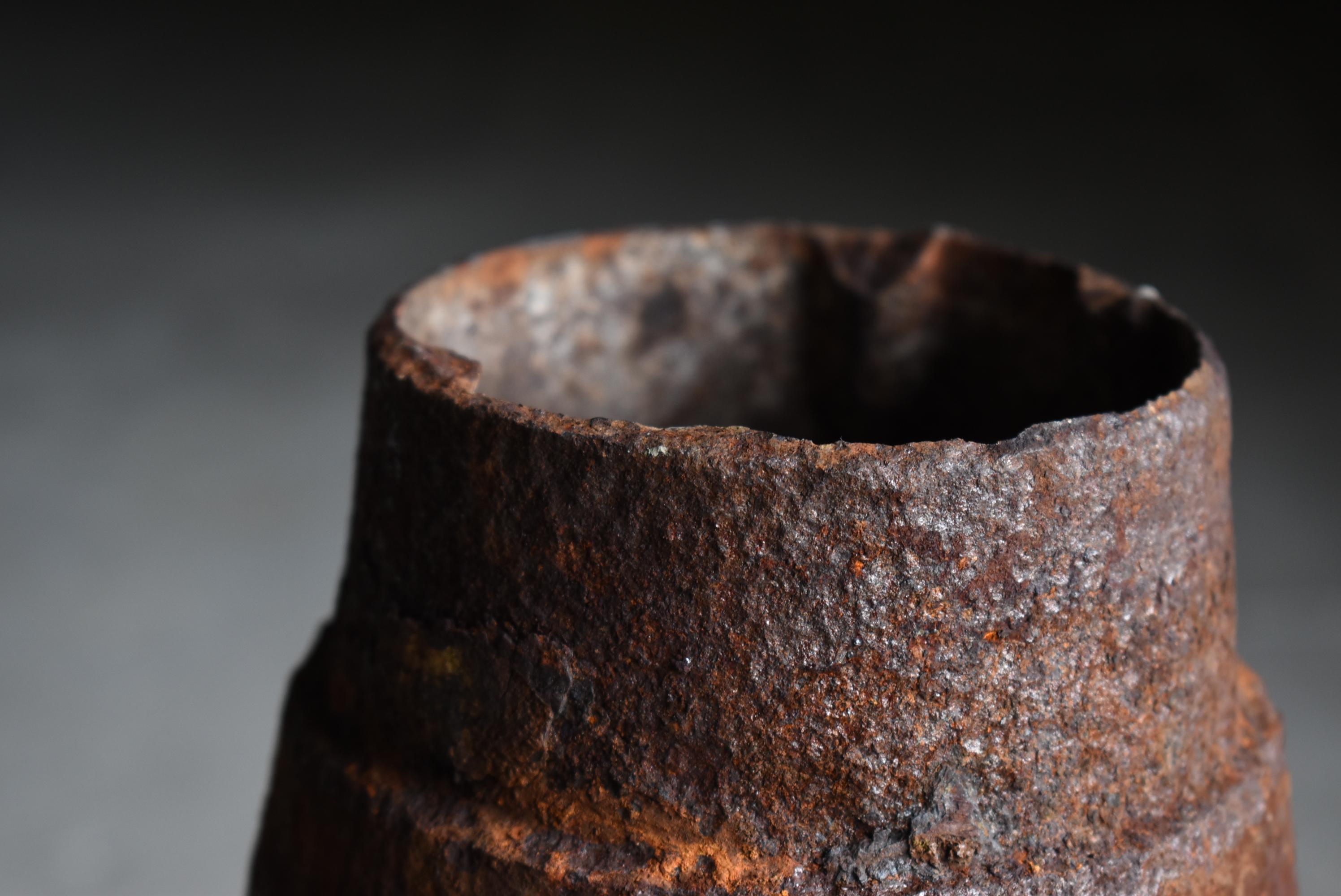 Japanese Old Shell Casing 1930s-1940s / Iron Object Flower Vase Wabi Sabi In Good Condition For Sale In Chōsei District Nagara, JP