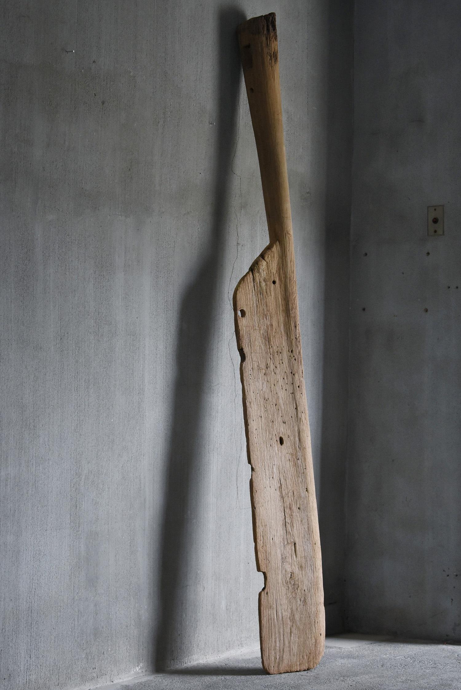 It is an oar of an old Japanese ship.
It is made of oak wood.
It is an item of 1800s-1900s.

It has a strong presence.
Please use it as an accent in the space.

It is rare.