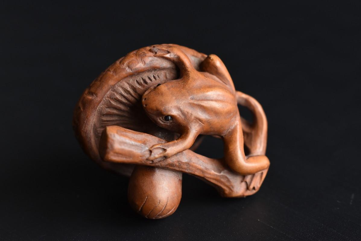 Boxwood Japanese Old Small Wood Carving Art / 'Netsuke' / Frog Mushroom