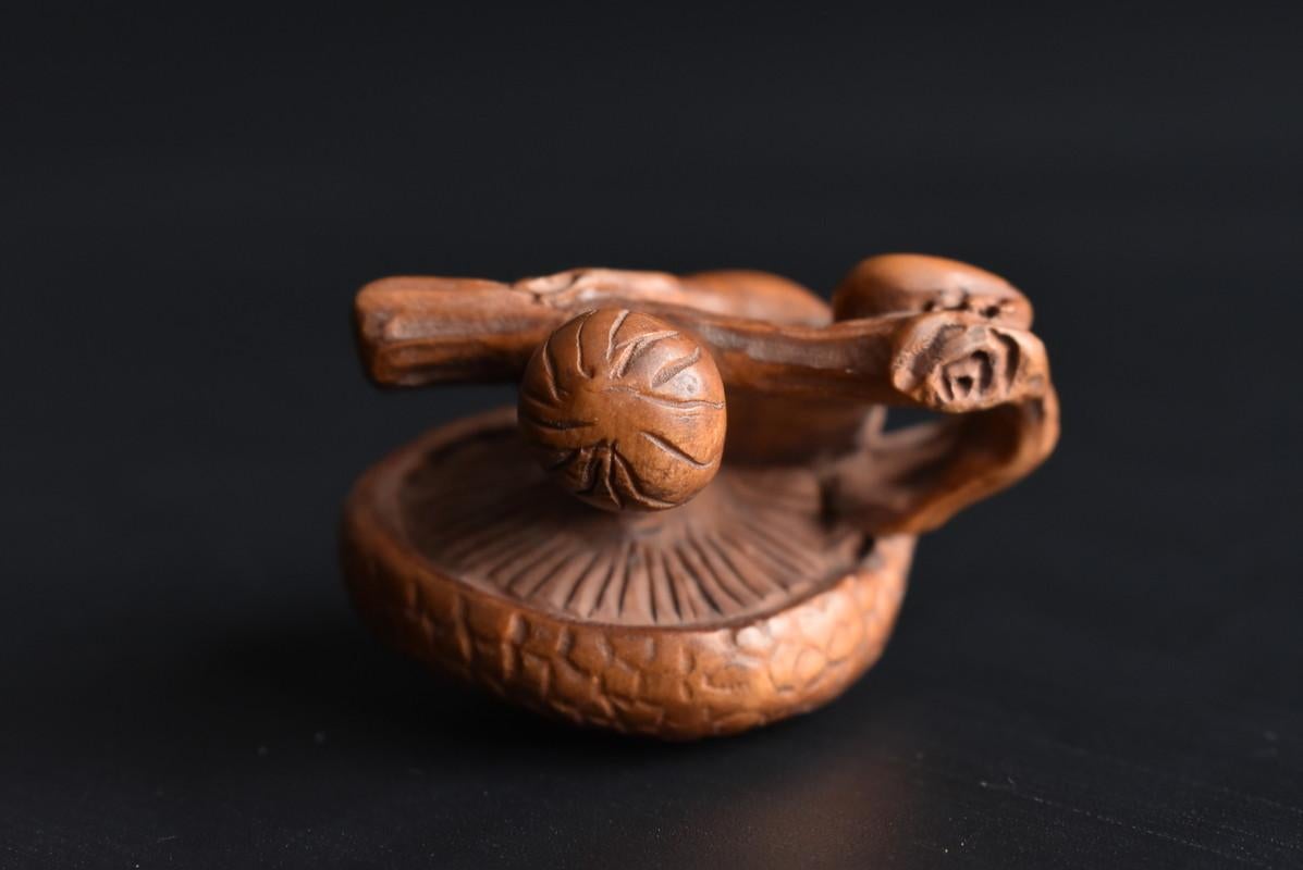 Hand-Carved Japanese Old Small Wood Carving Art / 'Netsuke' / Frog Mushroom