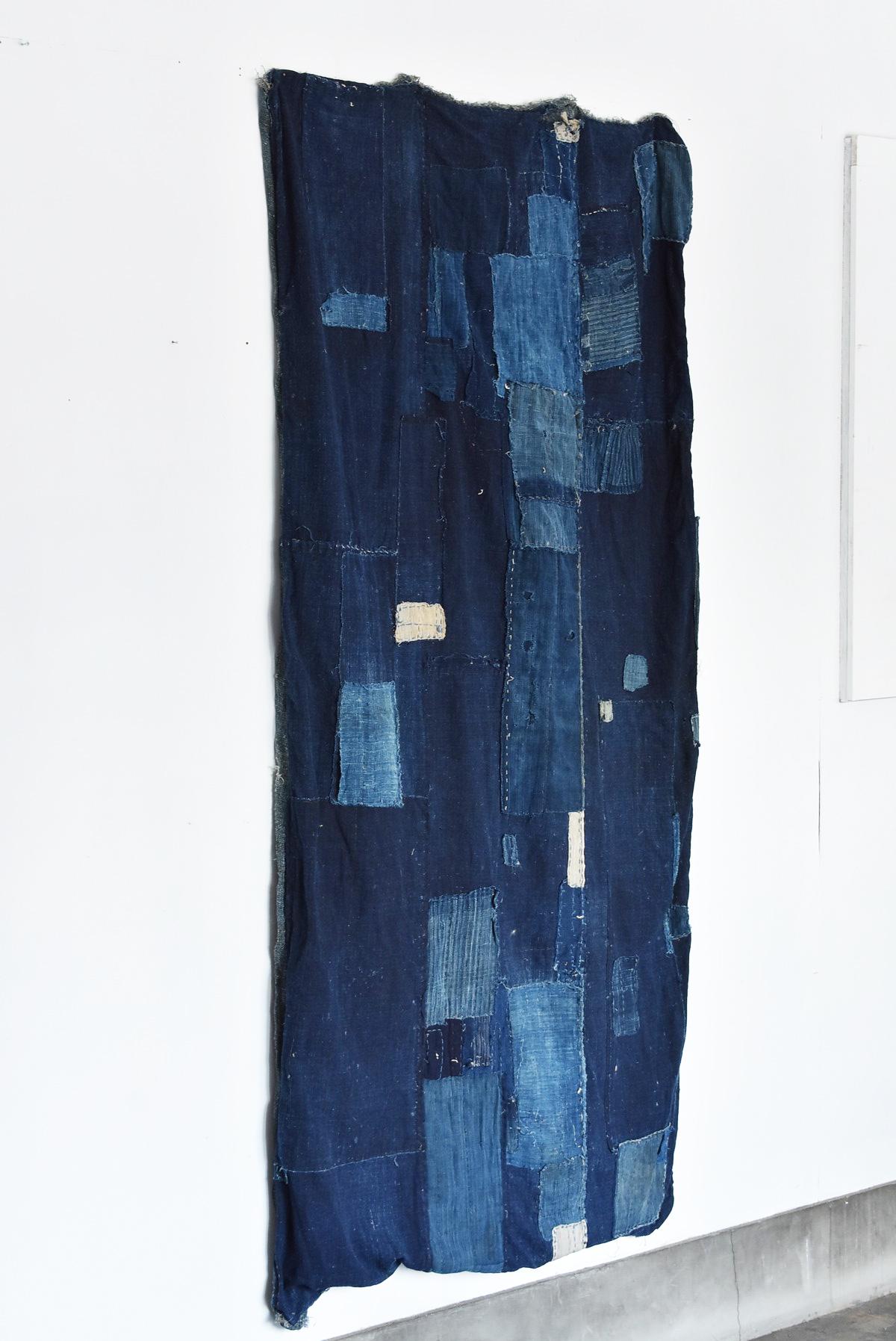 It is a cloth made by splicing old Japanese indigo dyed cloth.
This is a duvet cover made of cotton on one side and linen on one side.

This is a very interesting item.
Because you can use 4 sides.
Front and back, and this can also be