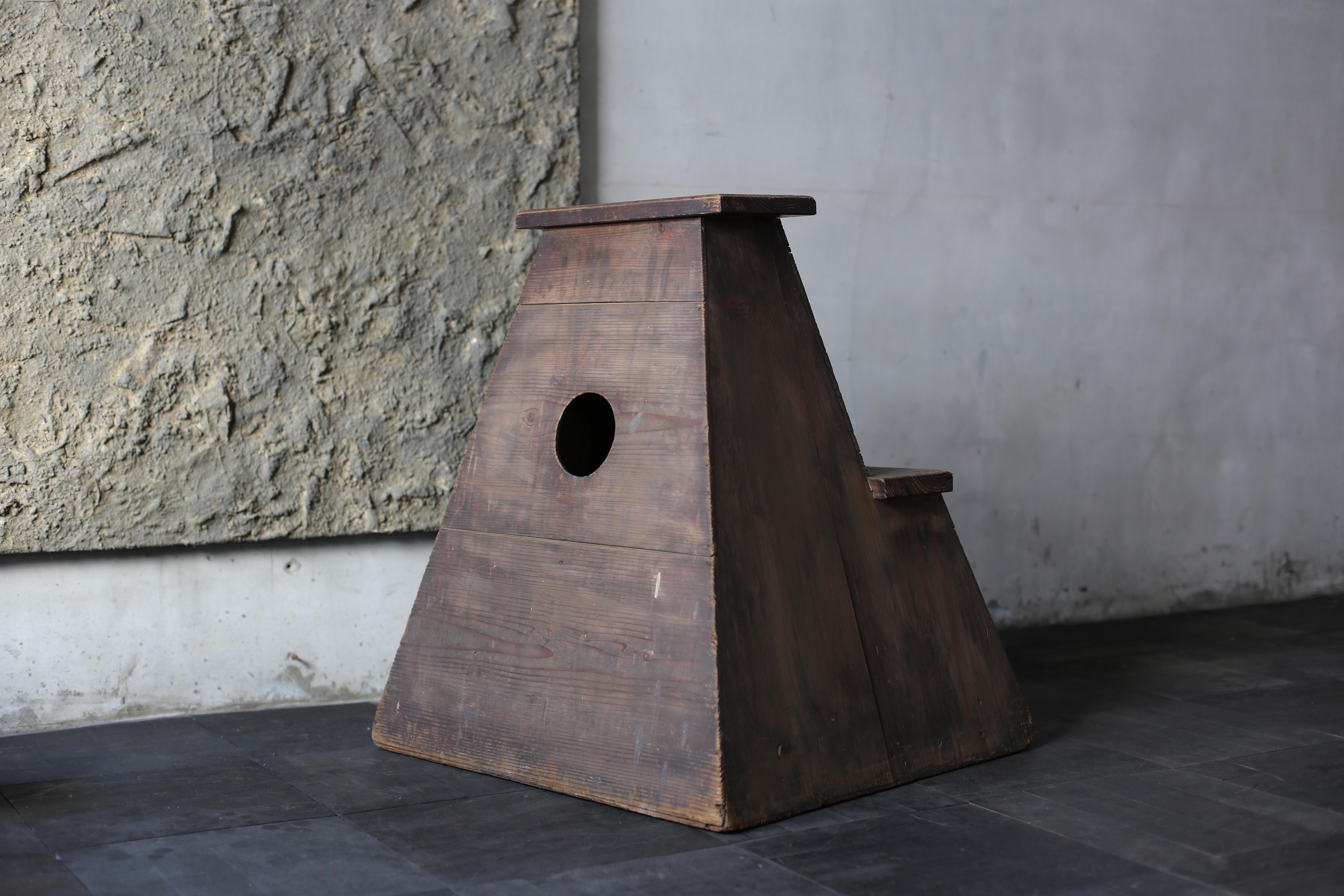 It is an old Japanese stand.
Furniture from the Meiji era. (1860s-1920s)
The material is cedar.

Originally used as a stepping stone,
Please use it as a display stand.

The beautiful black color and taste are wonderful.
It is recommended.

Weight 5