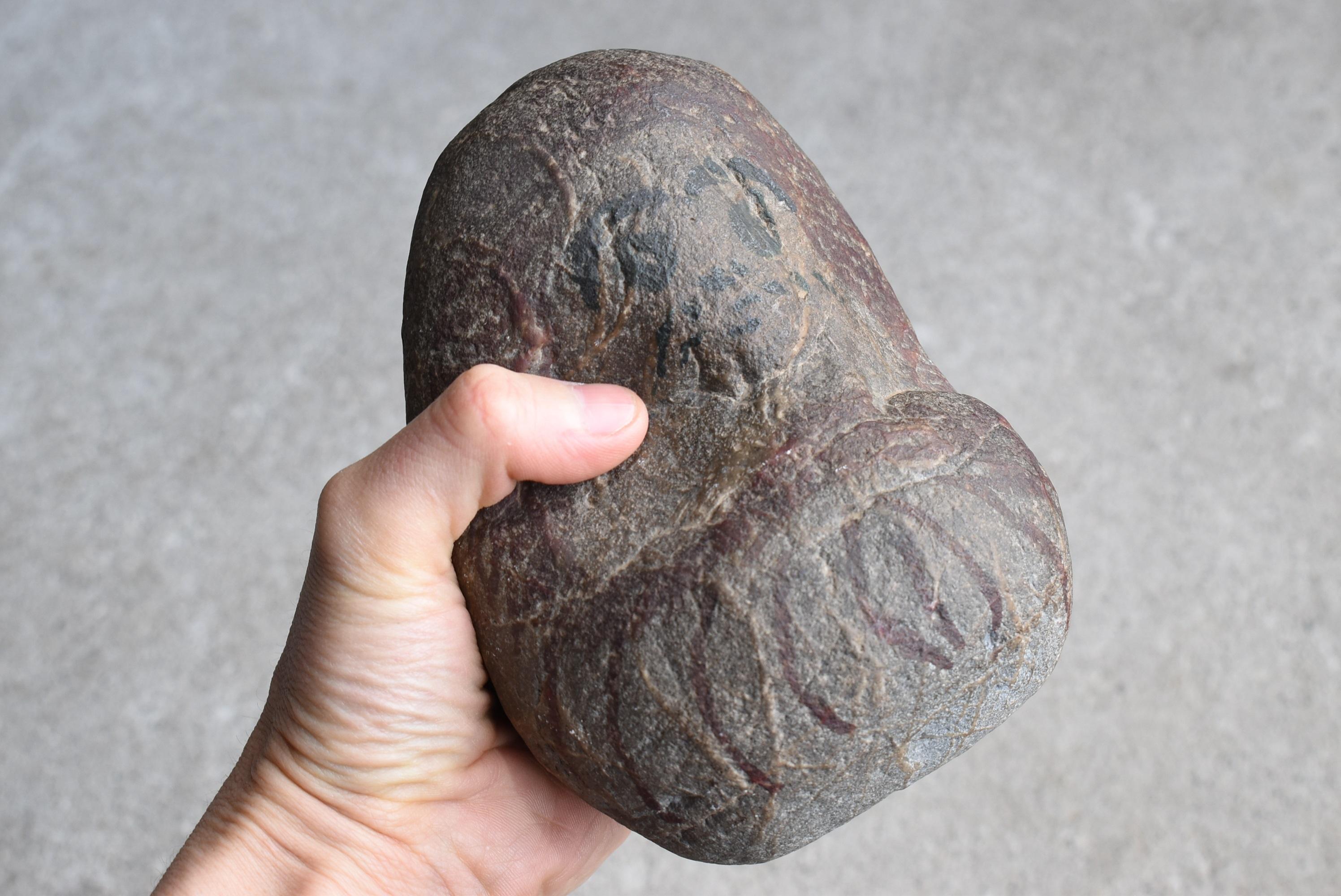 This is an old Japanese stone daruma.
This item is from the early Showa period (1920s-1940s).
This is very rare.

The face must have been drawn on a stone that was found.
It has a lovely expression.
It is very unique.
It is thought to have
