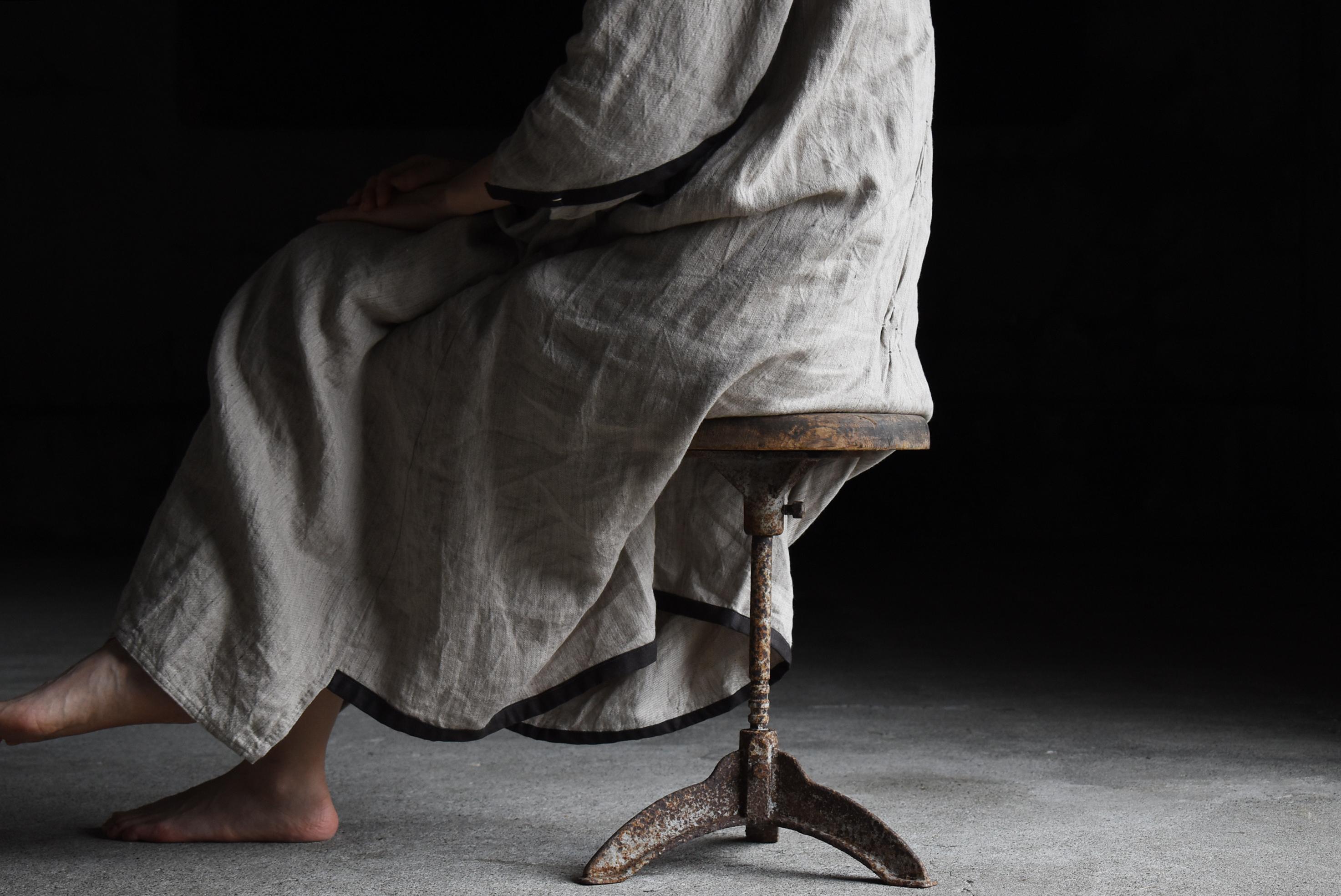 This is an old stool made in Japan.
It was made in the mid-Showa period (1940s-1960s). The top surface is made of cedar wood and the legs are made of iron. Despite the combination of rustic materials, the stool has developed a unique texture due to