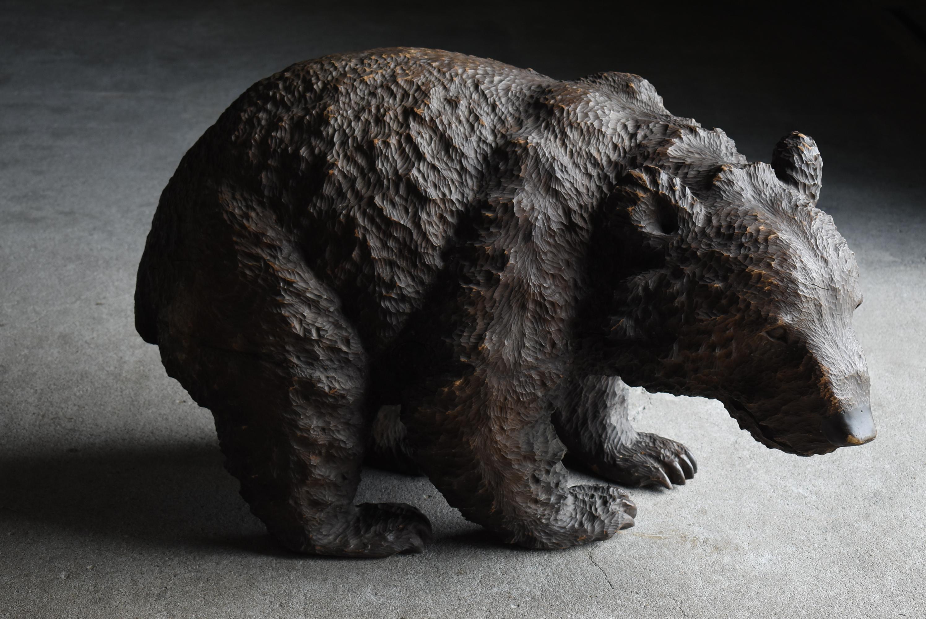 This is an old Japanese super large wooden carved bear.
It is a wood carving from the mid-Showa period (1950s-1970s).
I assume the material is cedar wood.

It is a wood carving by an unknown artist found in the northern part of Japan.
It is