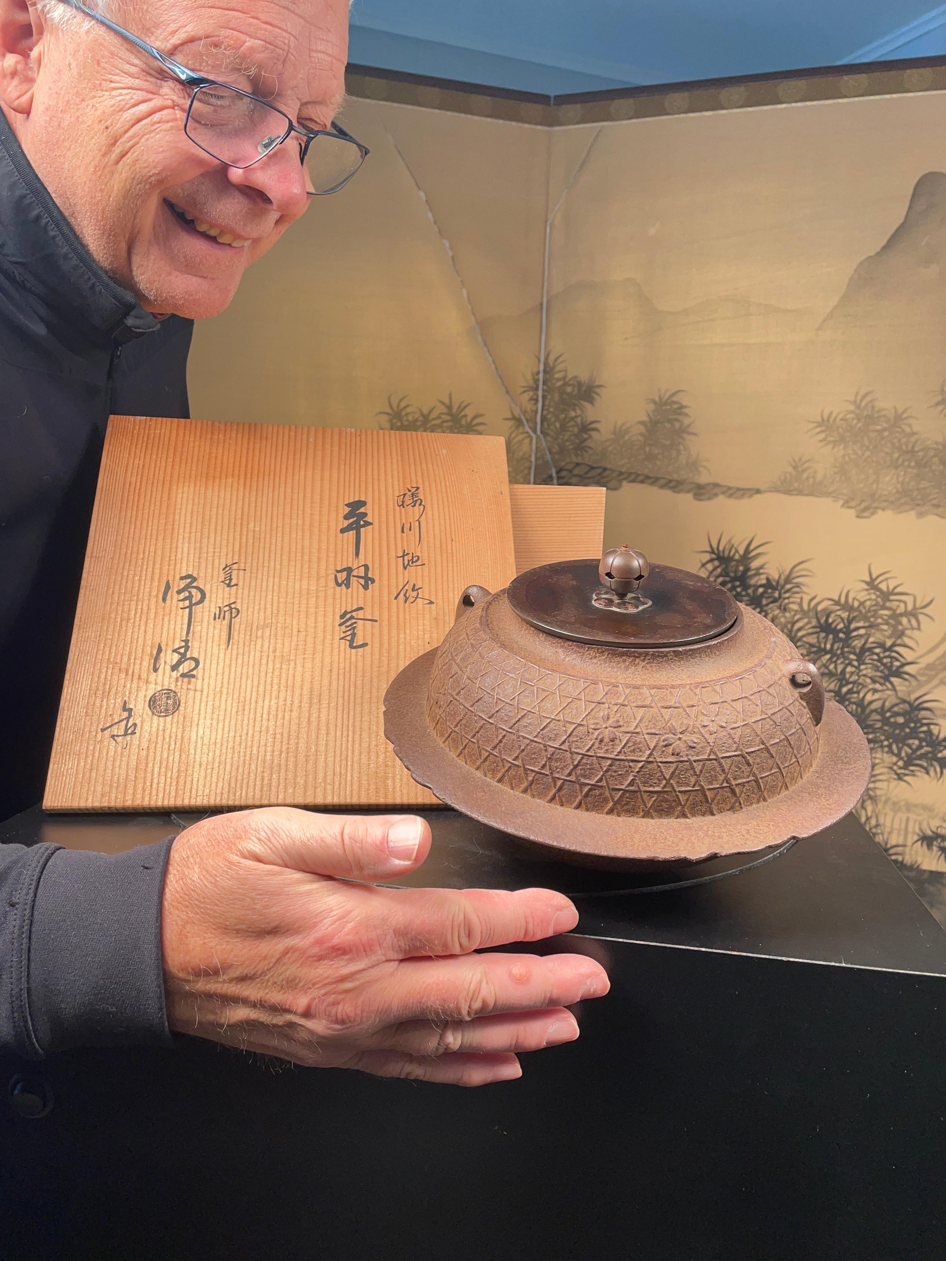Unsere jüngsten japanischen Ankäufe mit signierter Originalverpackung.

Eine fein gegossene japanische traditionelle eiserne Teekanne -chagama - mit einem wunderbaren Reliefband und einem Design aus Sommerbambusimitat mit frühen Blumen rundherum