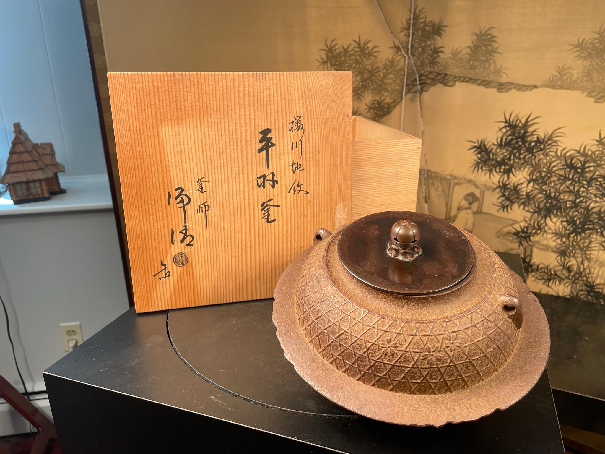 Japanisches altes Tee-Memorytopf Chagama „Trellice and Flowers“ Unmittelbar brauchbar (Showa) im Angebot