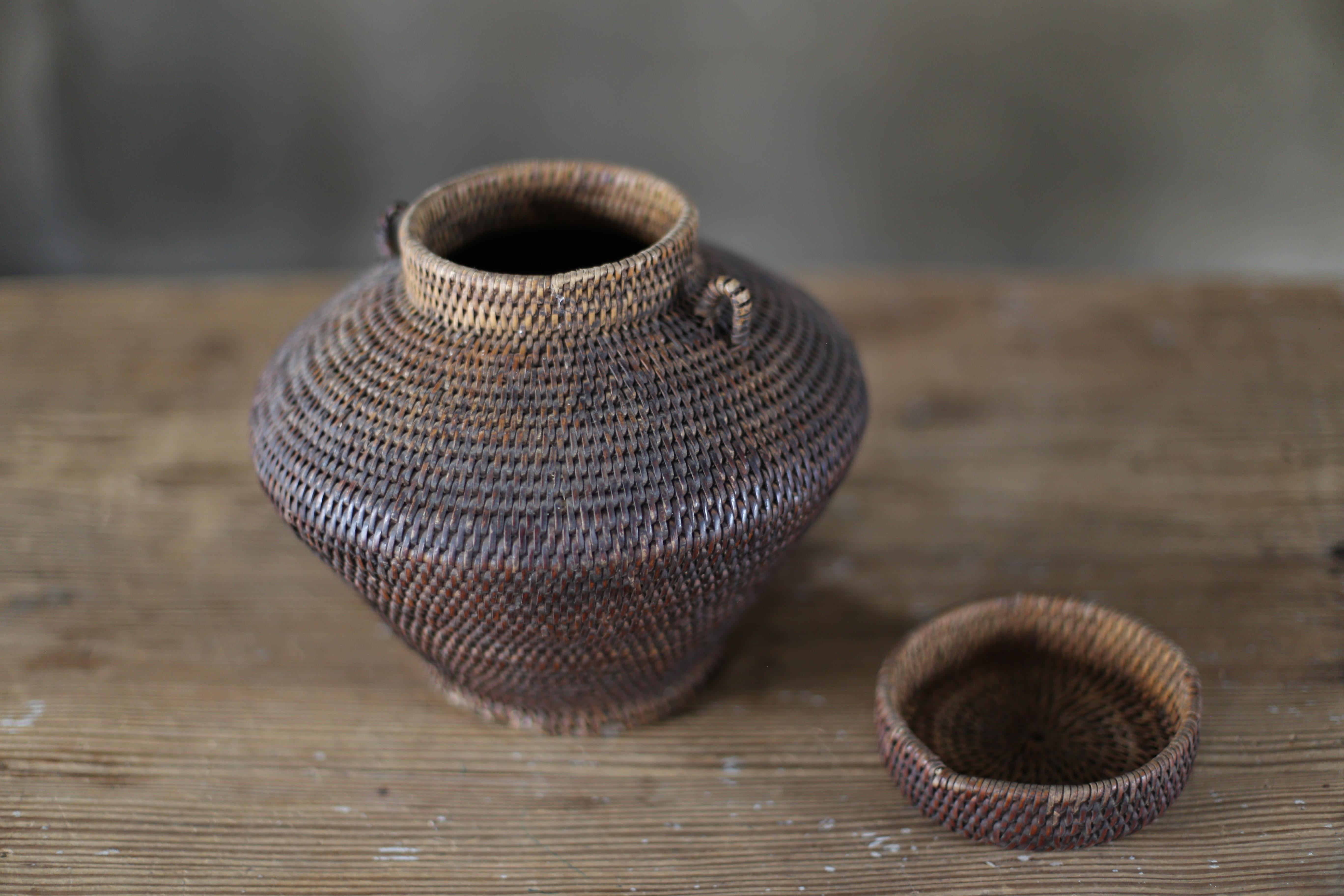 Woven Japanese Old Vase with Lid / Late 19th Century For Sale