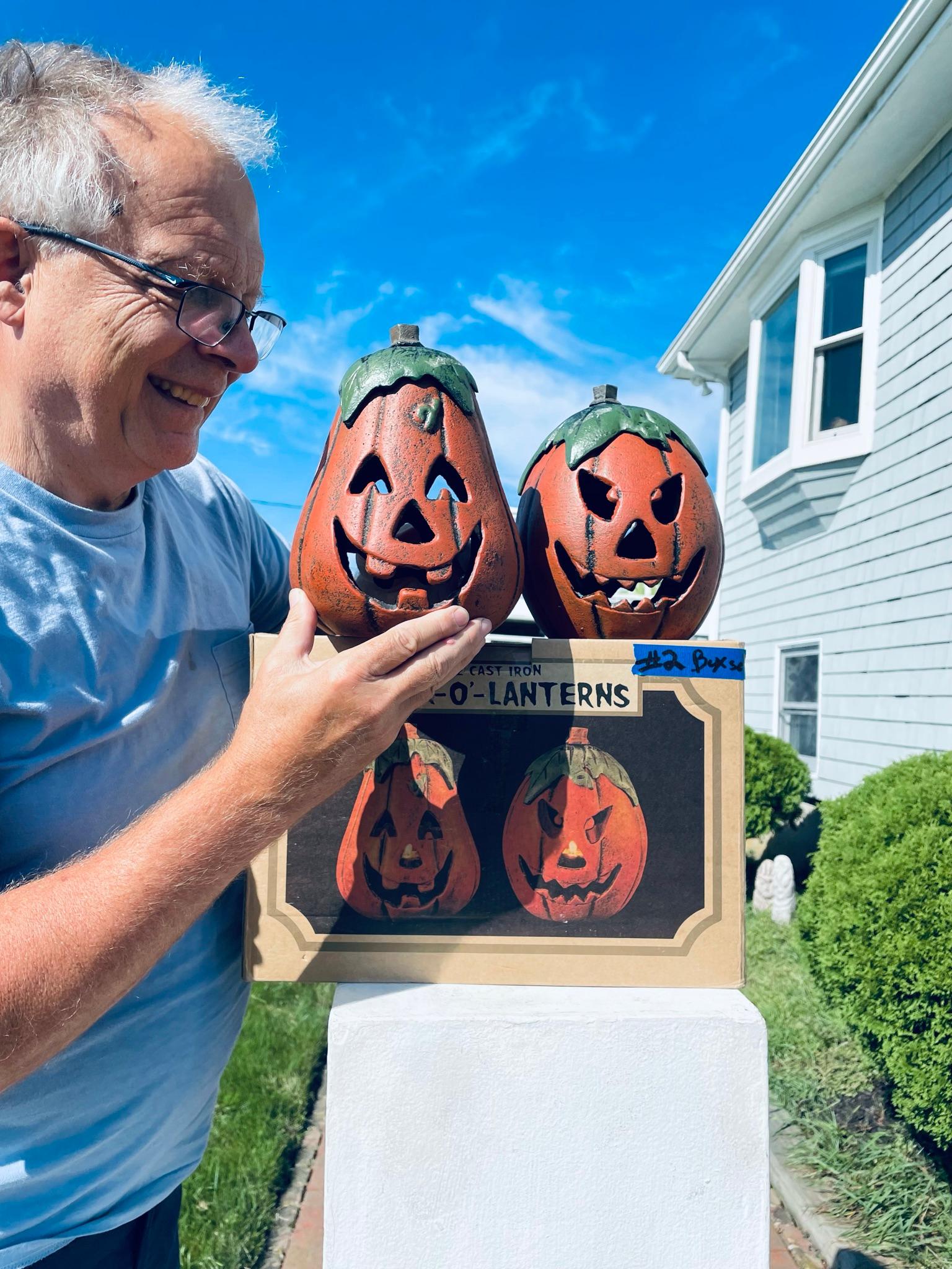 From our recent garden acquisitions- a happy pair with original box #2

Japan, this handsome pair (2) of quality vintage iron Halloween happy Jack-O-Lanterns with their friendly bi-faced designs and separate greenery toppers, (two charming faces