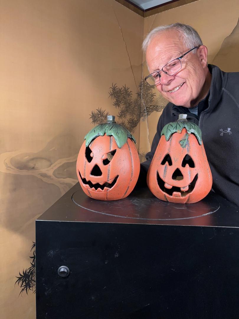 De nuestras recientes adquisiciones para el jardín: una feliz pareja con su caja original nº 2

Japón, este hermoso par (2) de felices Jack-O-Lanterns de Halloween vintage de hierro de calidad, con sus simpáticos diseños bifaciales y sus adornos