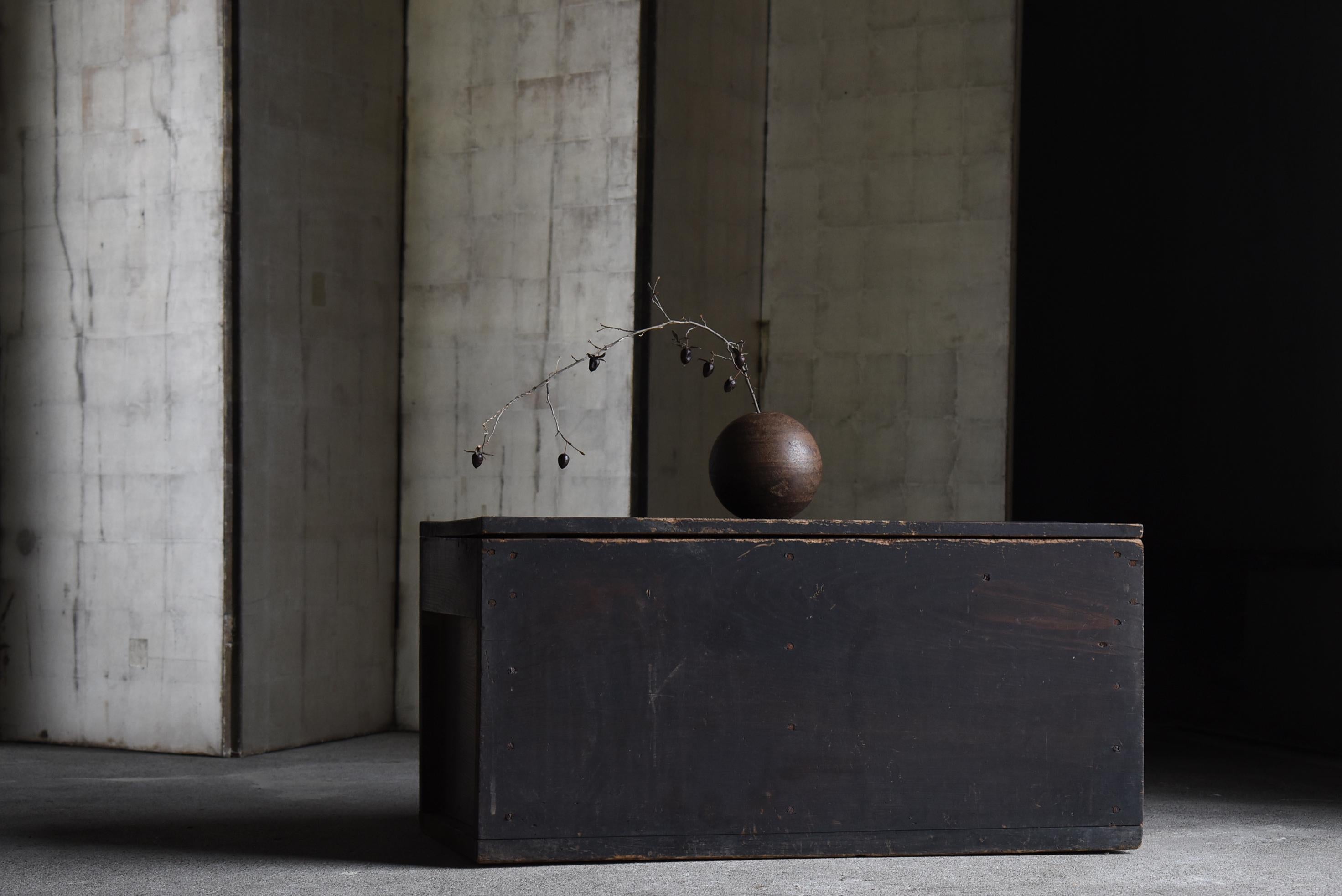 Old wooden box made in Japan.
Made in 1948, shortly after the war.
The year is marked on the back of the lid.
Material is cedar wood.

It seems to have been used to store rice.
Designed in a rustic Japanese style.
Simple and beautiful, with no