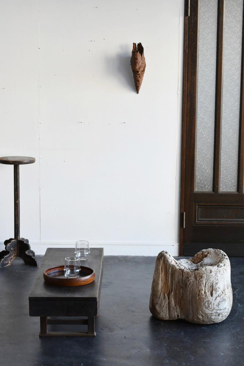 We have a unique Japanese aesthetic sense.
And only we can introduce unique items through our purchasing channels in Japan and the experience we have gained so far, in such a way that no one else can imitate.

It is a block of wood around the Showa