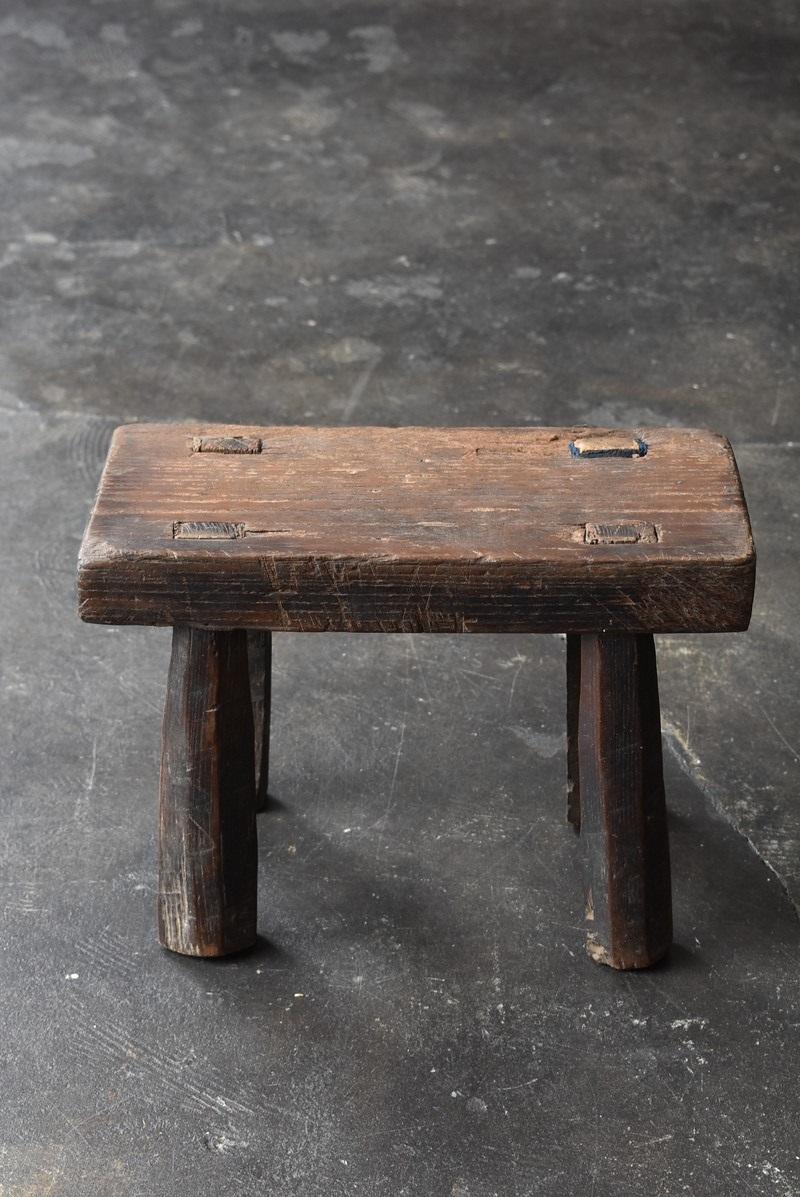 This is a stool made from the Taisho era to the first half of the Showa era.
Perhaps it was the chair that the Japanese craftsmen were sitting on when working.
The material is made of oak or chestnut.
It's small and cute, but it's also very