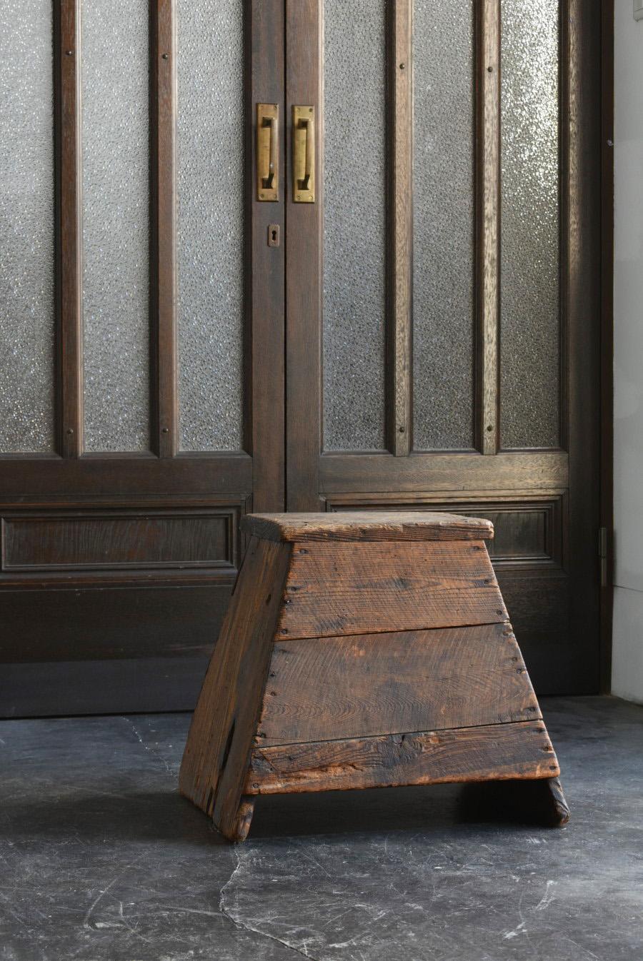 This is an old Japanese wooden stool made around 1930-1950 in Japan.

In Japan, simple stools like this have been made in ordinary homes and shops.
There are various shapes and materials.
Among them, I introduce a stool with a simple structure