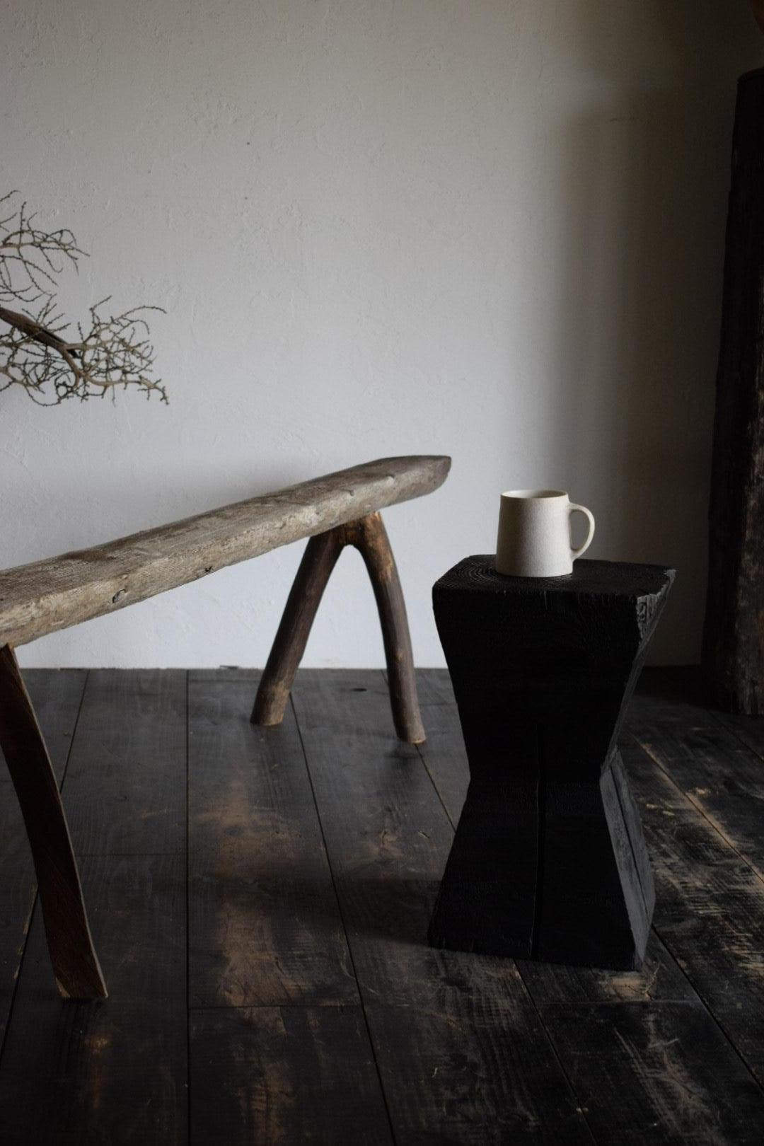 Ce banc est fabriqué en combinant de vieux rondins de bois et des outils japonais anciens.

Le rondin est coupé en deux et la surface supérieure est plate, ce qui permet de s'asseoir confortablement.
Au fur et à mesure que les grumes vieillissent,