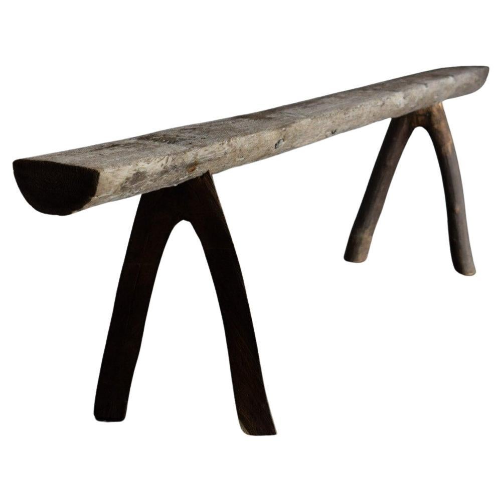 Japanischer alter Holzbankstuhl /wabi-sabi-Stuhl / primitive Bank / Ausstellungsraum st