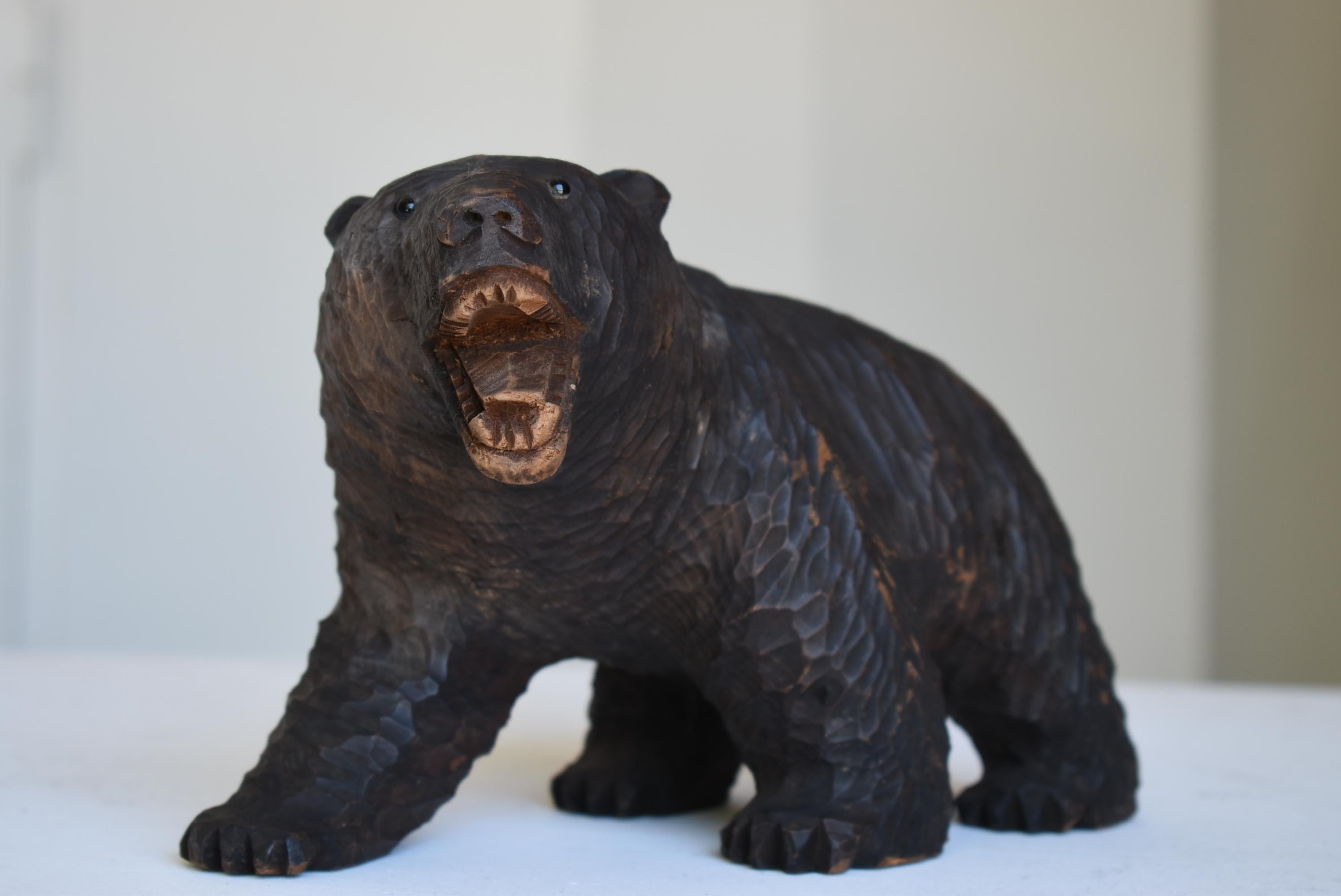 Es handelt sich um ein hölzernes Volkskunstwerk in Form eines Bären.
Hauptsächlich in Hokkaido hergestellt.
Es handelt sich um eine Holzschnitzerei aus den Jahren 1930 bis 1950.

Die Augen sind aus Glas.
Diese Art ist in Japan selten.

Ein