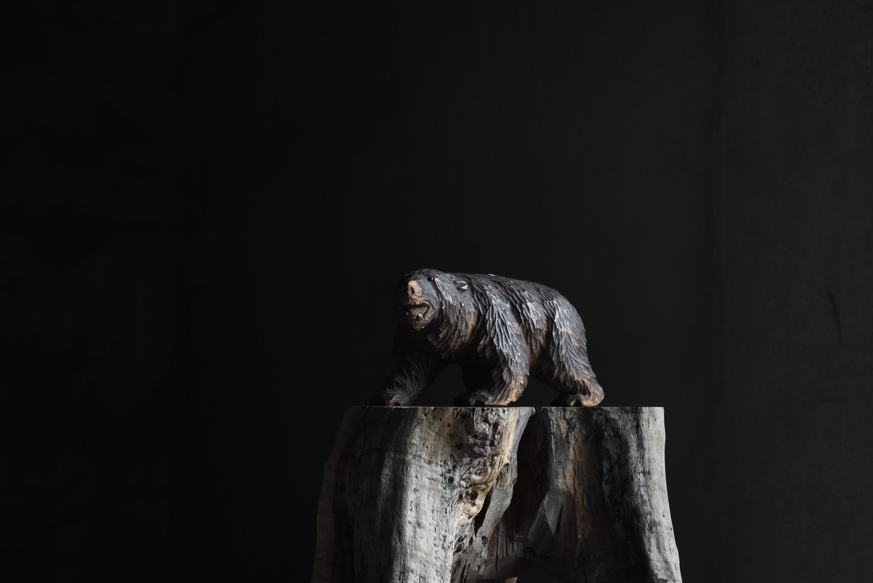 Il s'agit d'un artisanat en bois en forme d'ours.
Principalement fabriqués à Hokkaido.
Il s'agit d'une sculpture en bois réalisée entre 1930 et 1950.

Les yeux sont en verre.
Ce type de produit est rare au Japon.

Un ours digne avec une expression