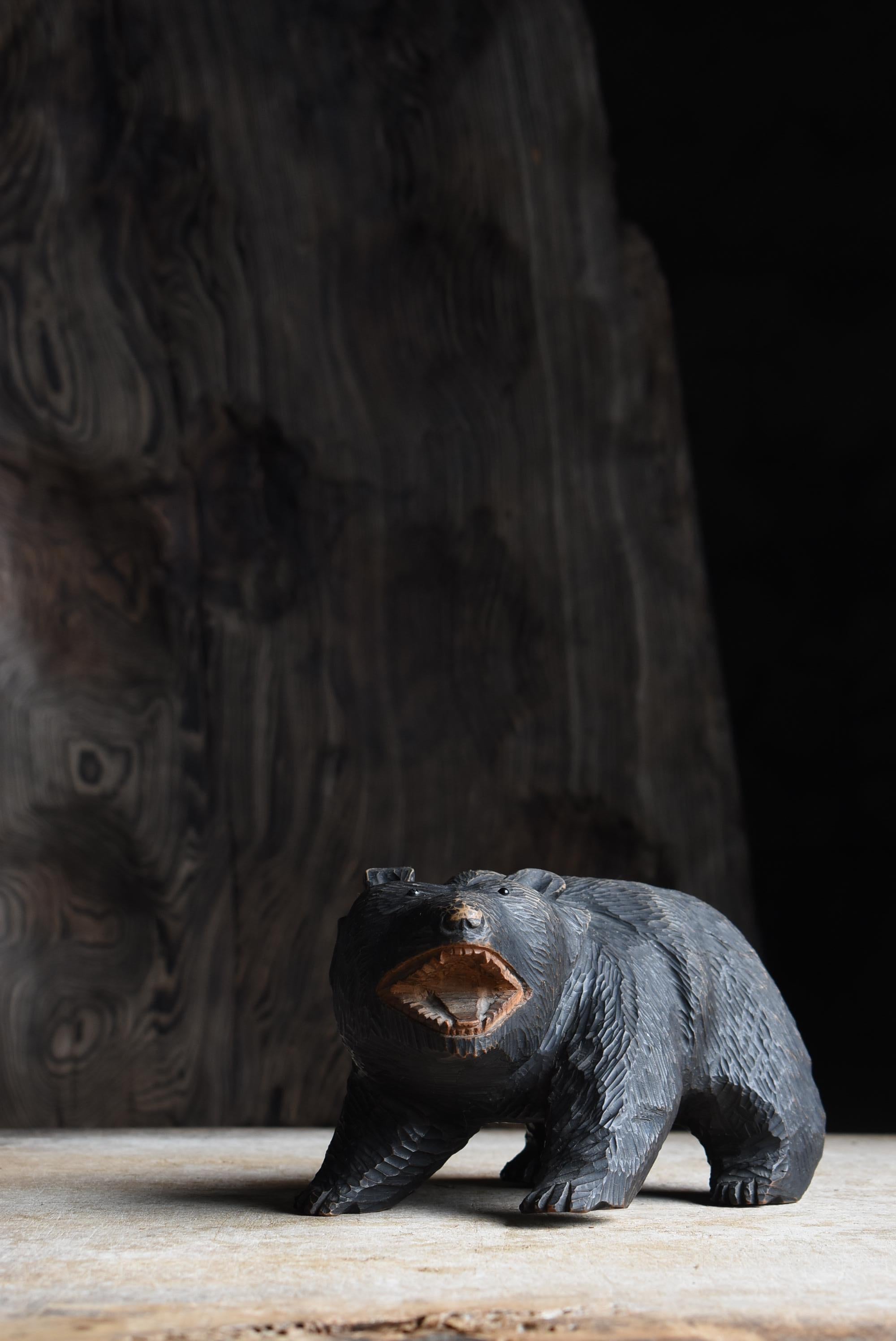 Si tratta di un'antica scultura in legno giapponese raffigurante un orso, realizzata a metà del periodo Showa (anni '50-'70). 
Ogni pezzo è stato accuratamente intagliato a mano da un artigiano, dando vita a un'opera semplice ma affascinante. 
Il