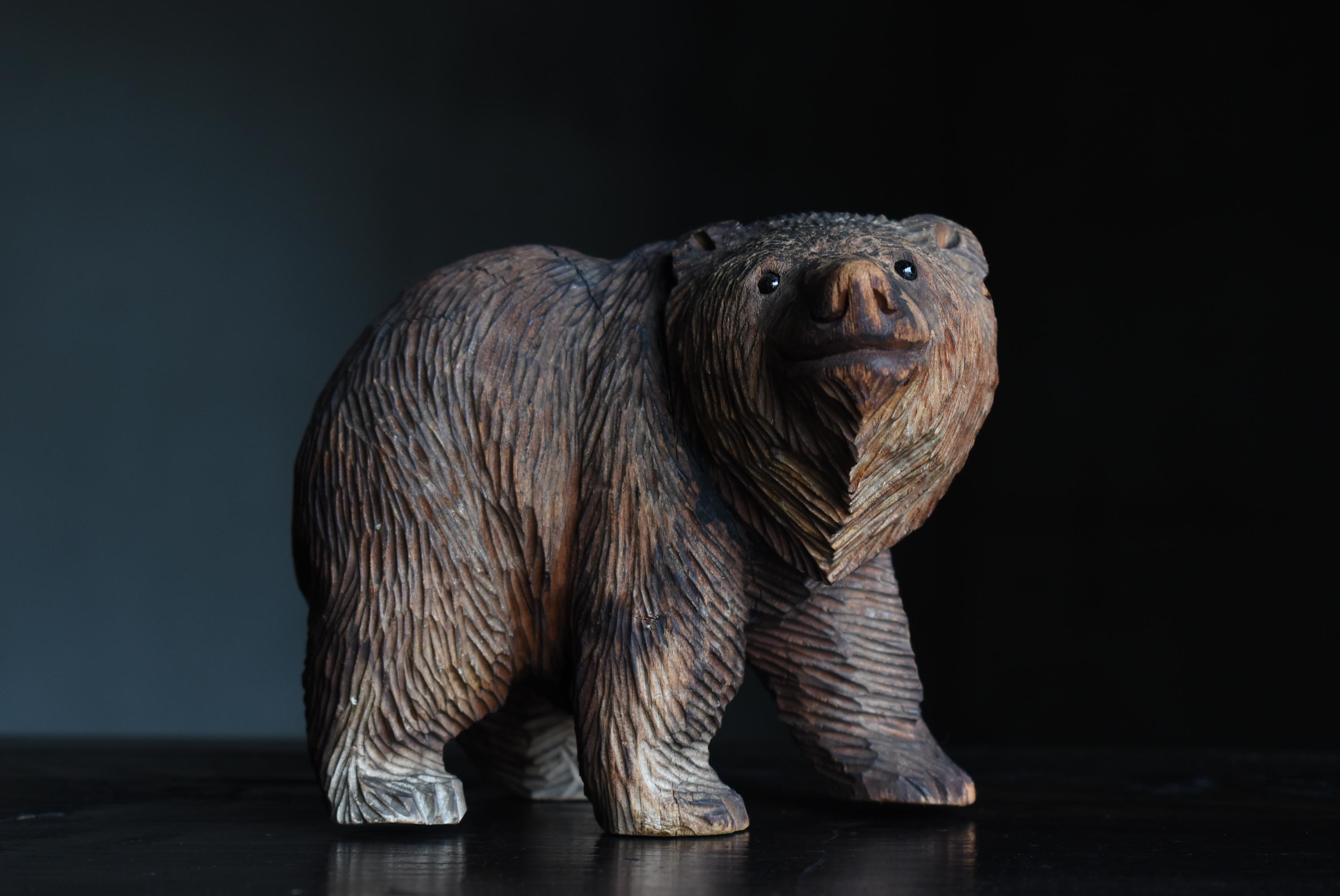 This is an old Japanese wood carving of a bear.
It is a wood carving from the mid-Showa period (1950s-1970s).
The material is believed to be cedar wood.

This wood carving was found in northern Japan by an unknown artist.
It is carefully carved from