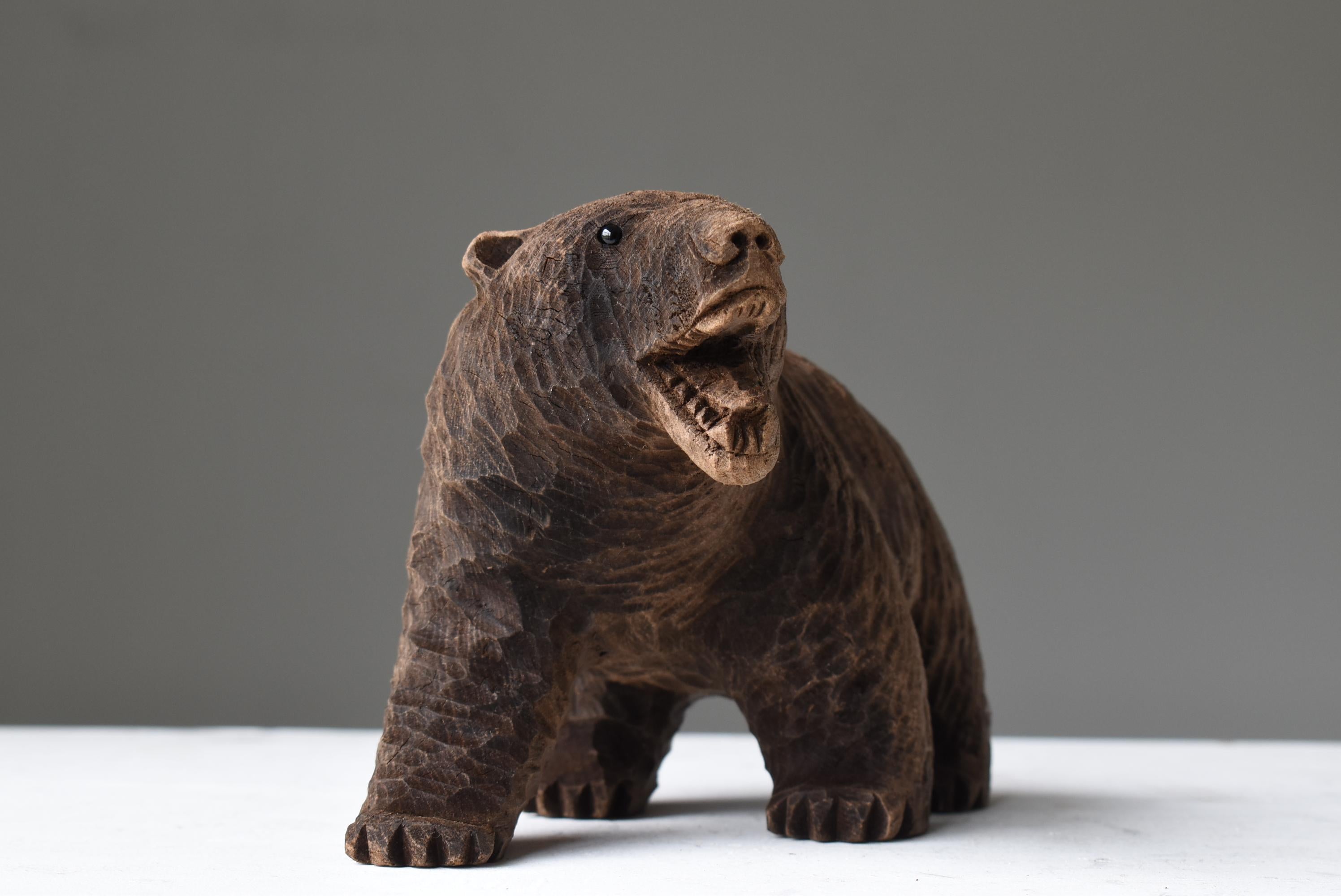 Japanischer Schnitzbär 1950er-1970er Jahre / Skulptur Figur (Mitte des 20. Jahrhunderts) im Angebot