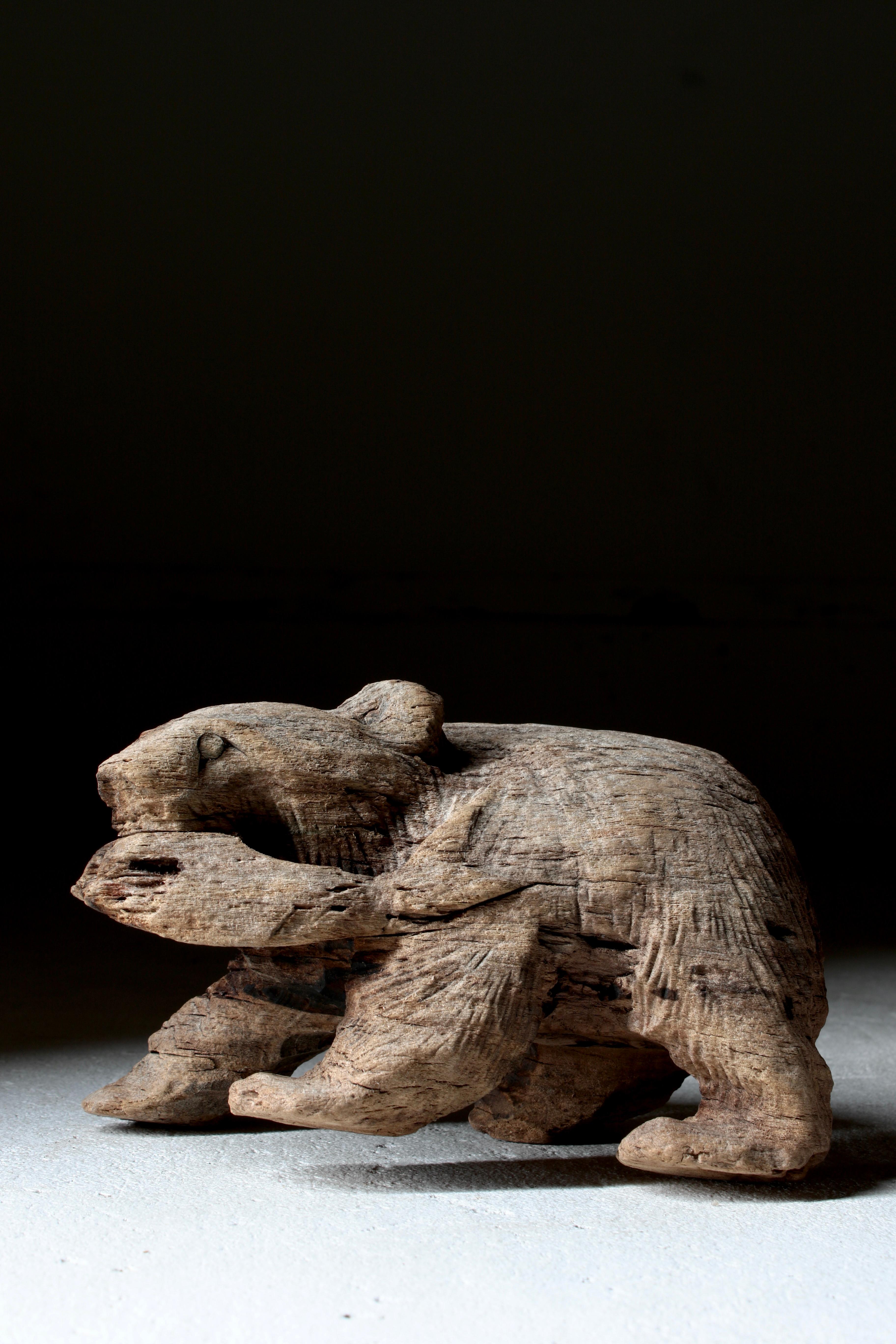 This is an old wood-carved bear that has been naturally weathered over a long time.
It is thought to be made in Hokkaido.

Over time, the paint on the surface peels off and turns slightly gray.
It is common to see things that are painted black, but